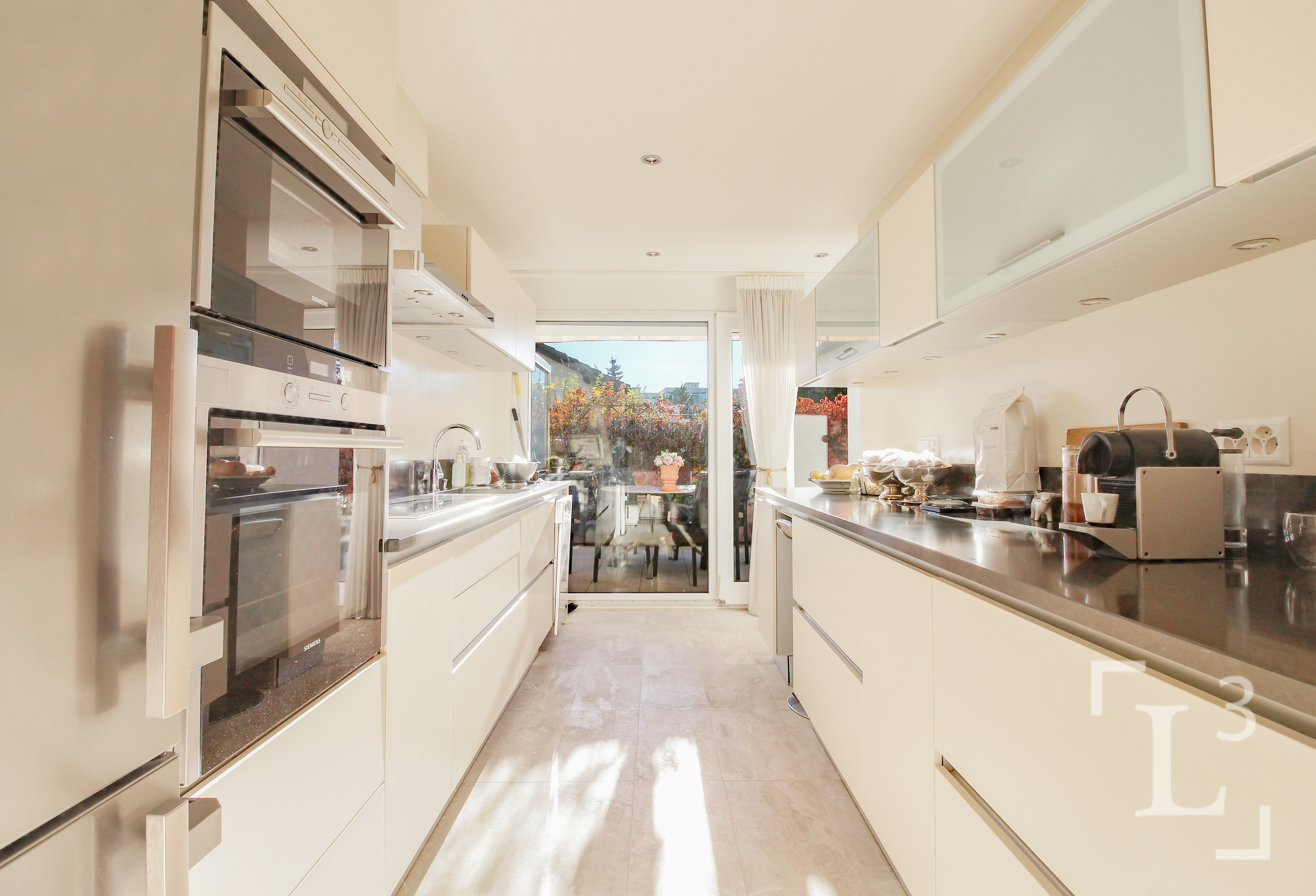Semi-open fitted kitchen
