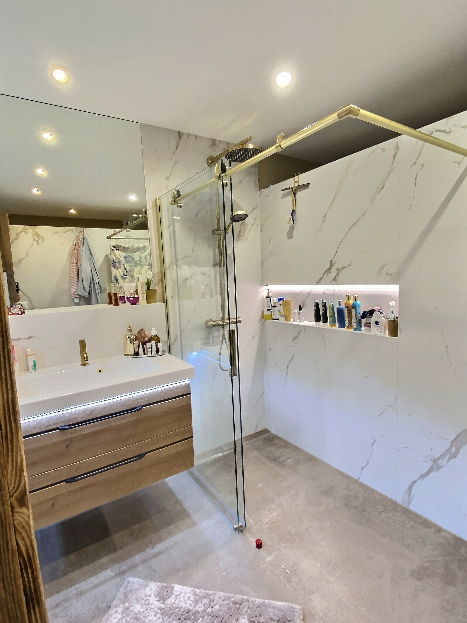 une salle de bains avec une grande baignoire, un lavabo, une douche et un miroir au mur