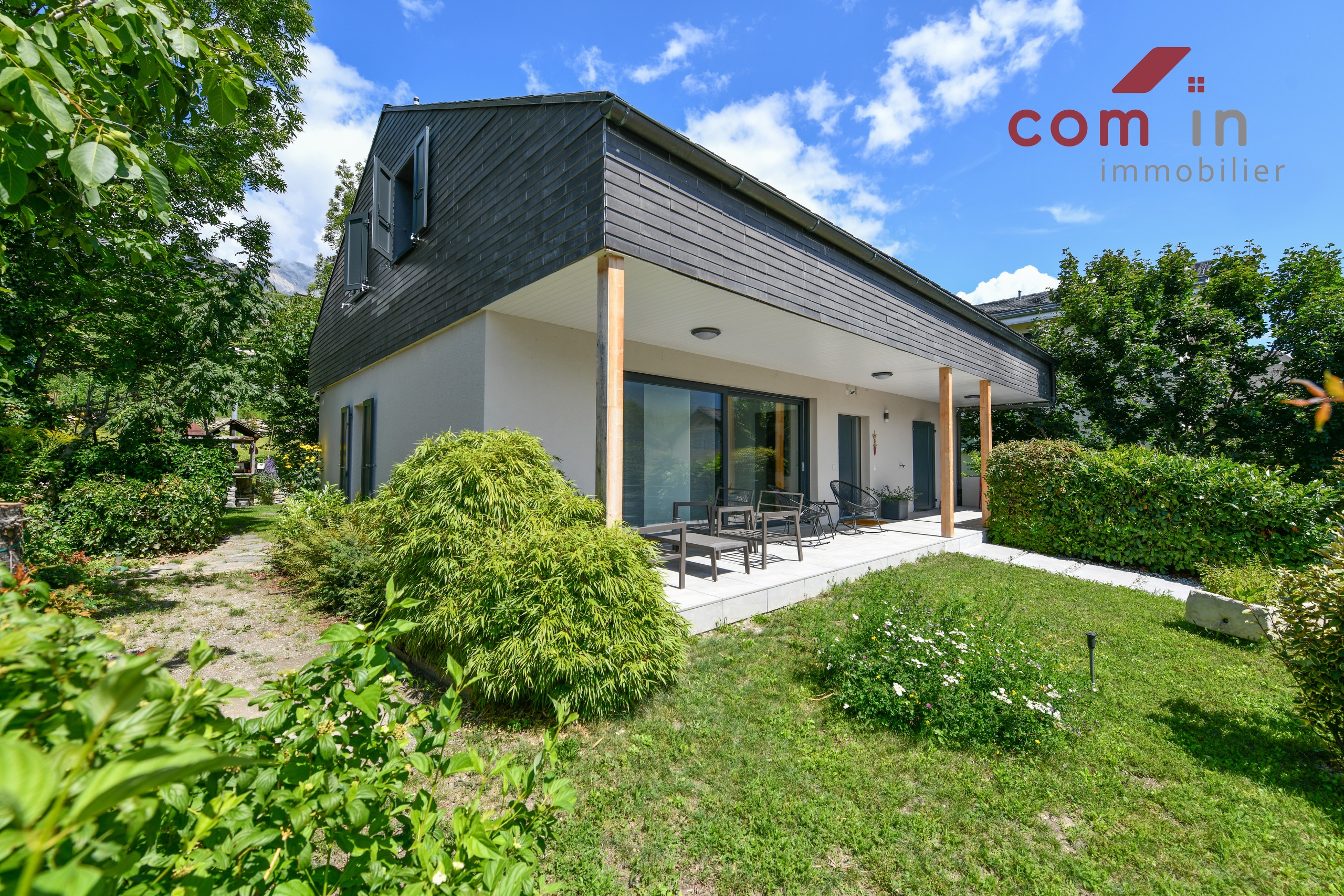 façade Sud et Est de la villa, la terrasse abritée et son espace jardin au Sud façade Sud et Est de la villa, la terrasse abritée et son espace jardin au Sud