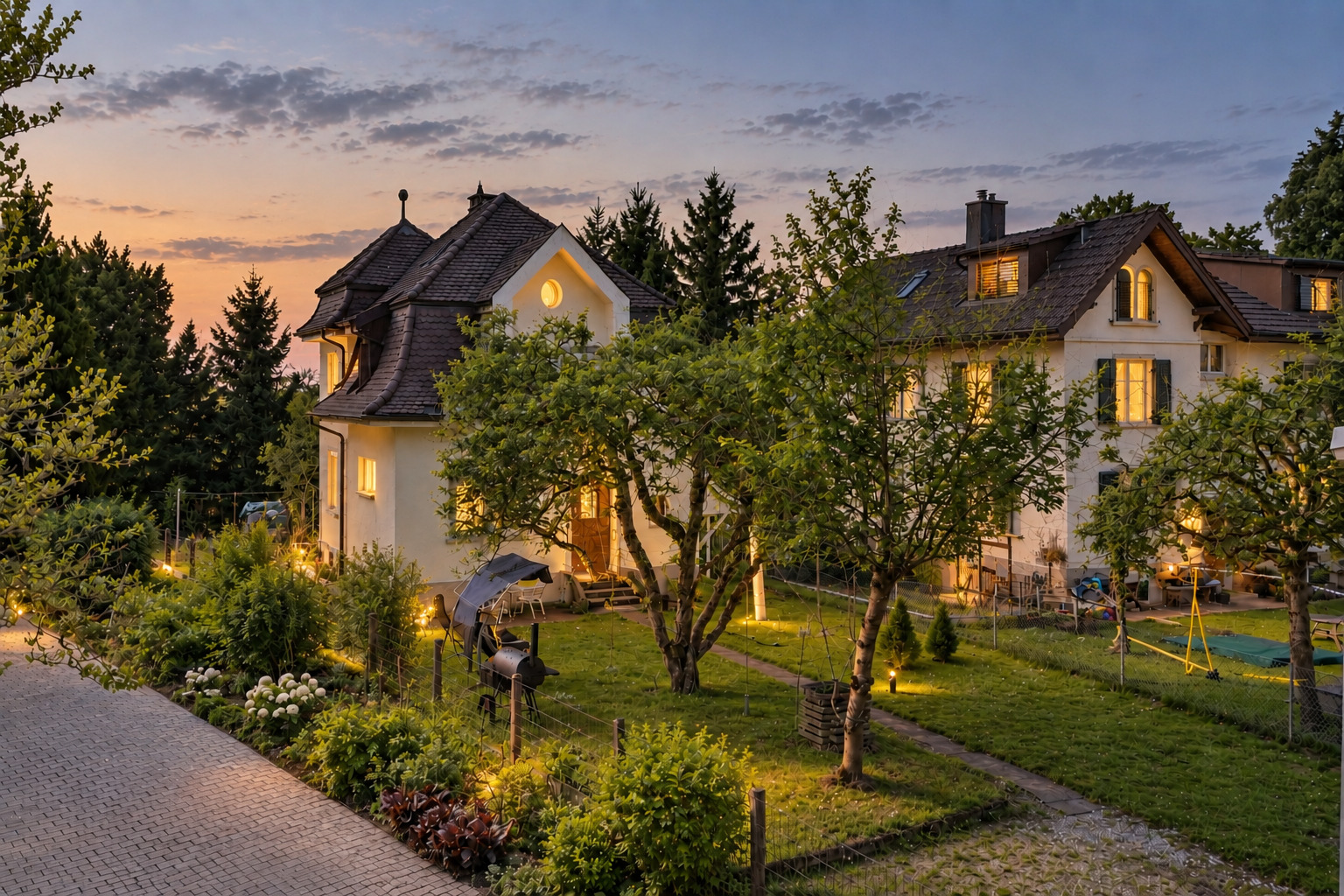 Historisches Flair macht das Haus zu einem echten Blickfang. Gestalten Sie im weitläufigen Garten Ihr ganz persönliches Paradies. Historisches Flair macht das Haus zu einem echten Blickfang. Gestalten Sie im weitläufigen Garten Ihr ganz persönliches Paradies.