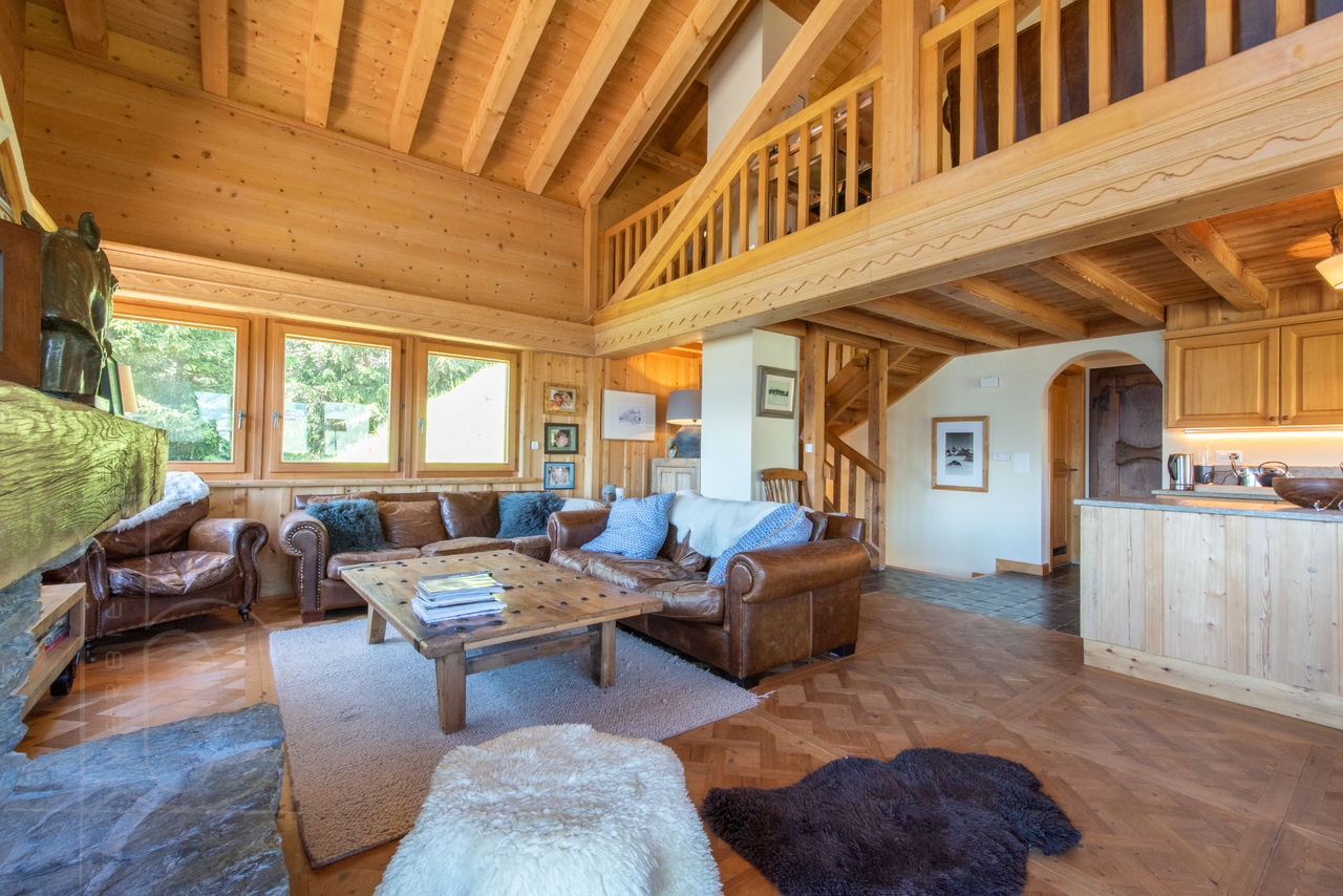 Salon ouvert en bois avec coin cuisine et mezzanine – Chalet Le Varouet  à vendre - Verbier