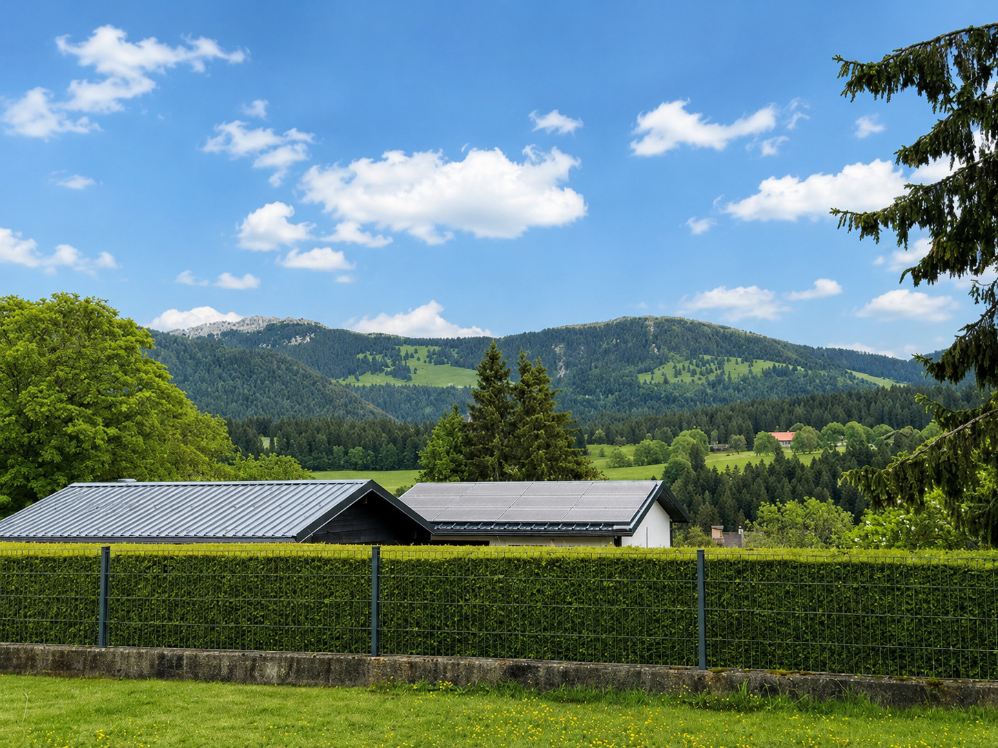 Belle vue dégagée sur le Chasseron depuis le jardin Belle vue dégagée sur le Chasseron depuis le jardin