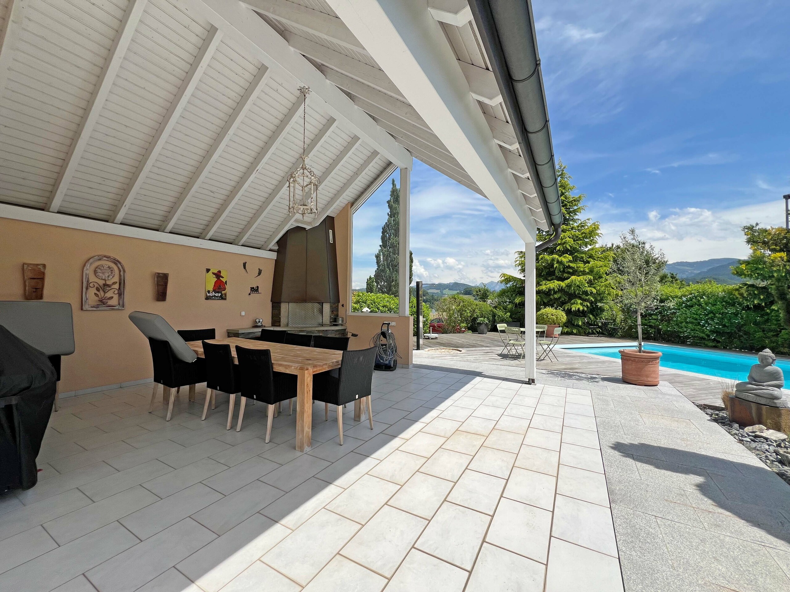 Terrasse couverte avec cheminée BBQ