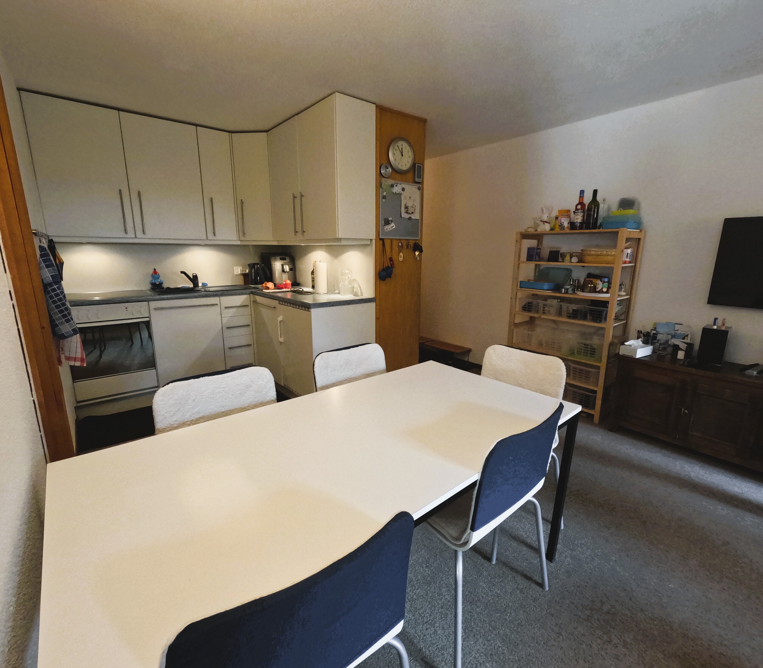 Coin repas ouvert sur la cuisine 