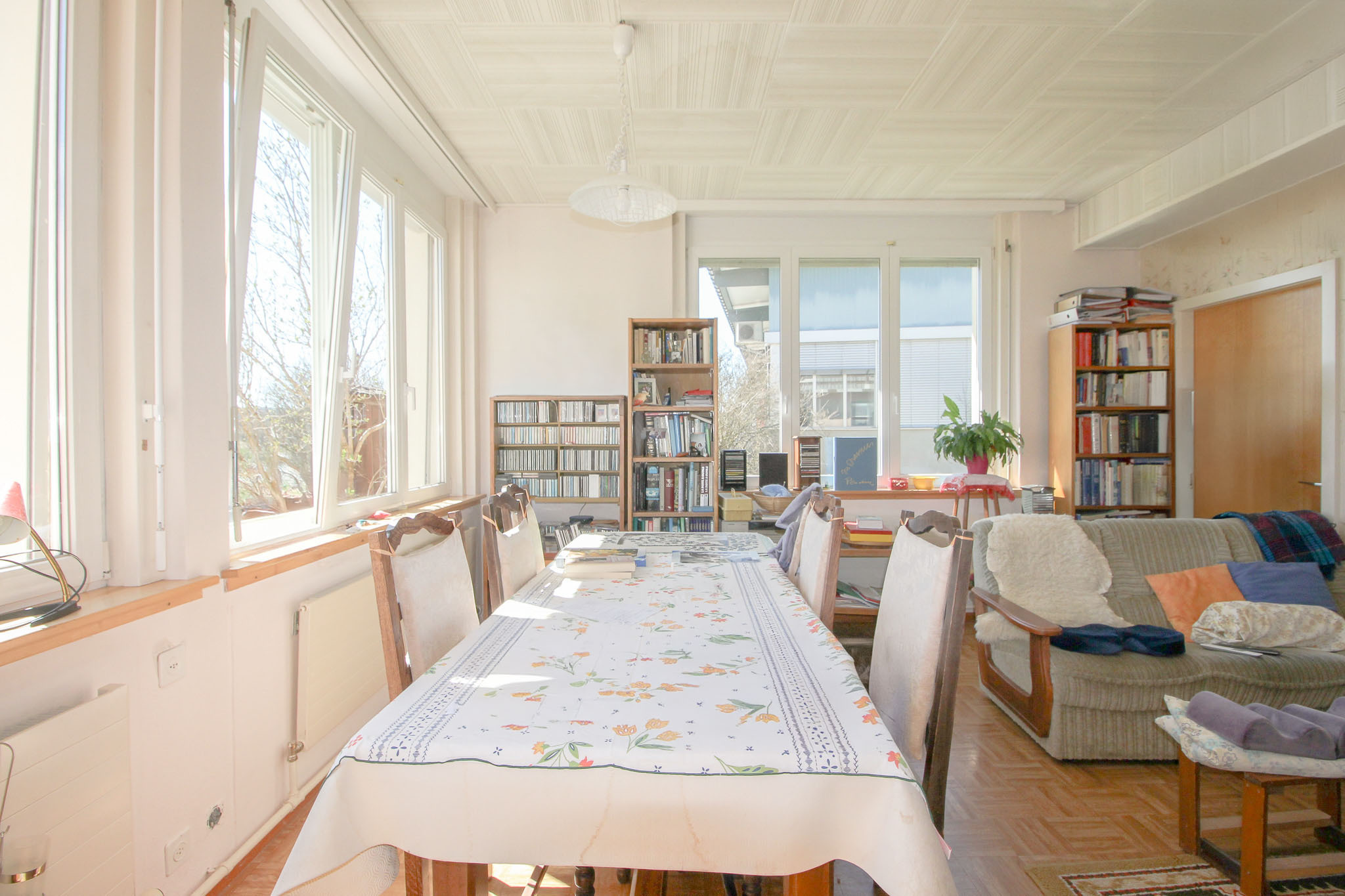 Logement principal au rez : espace salon/salle à manger lumineux