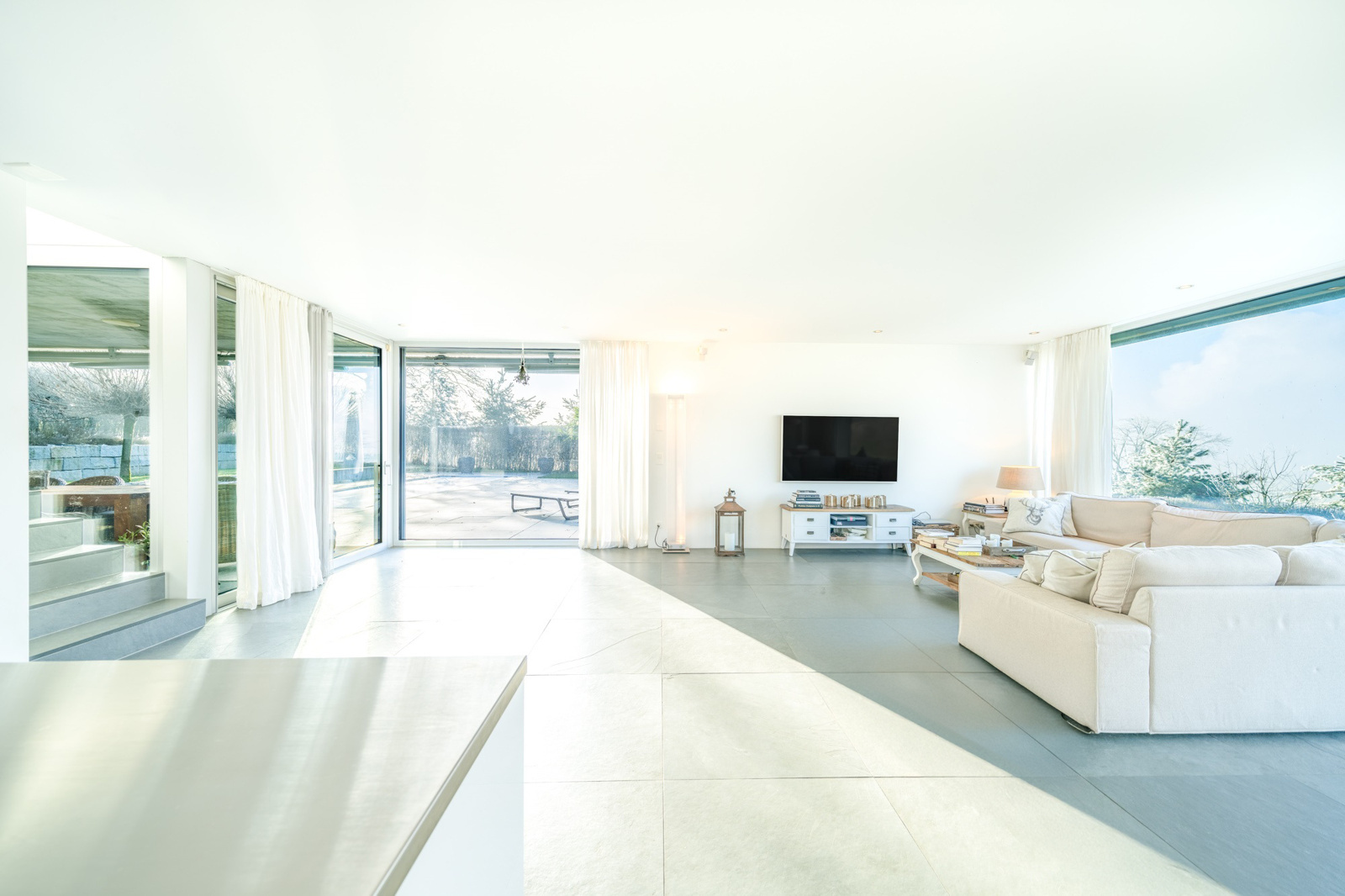 Wohnbereich mit Zugang zur Terrasse