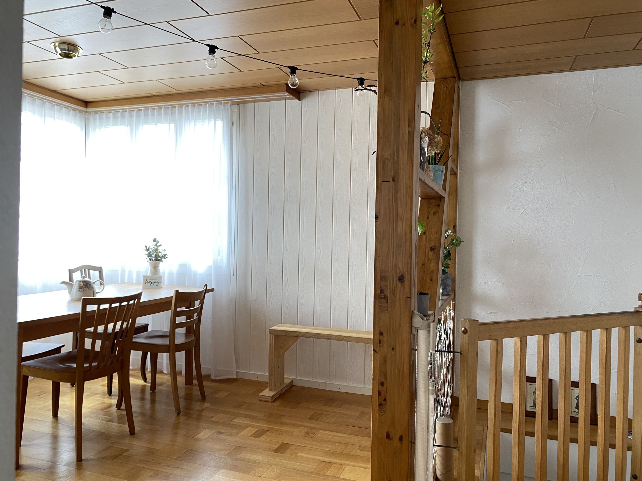 Erdgeschosswohnung: Wohnzimmer mit Treppenabgang ins Untergeschoss