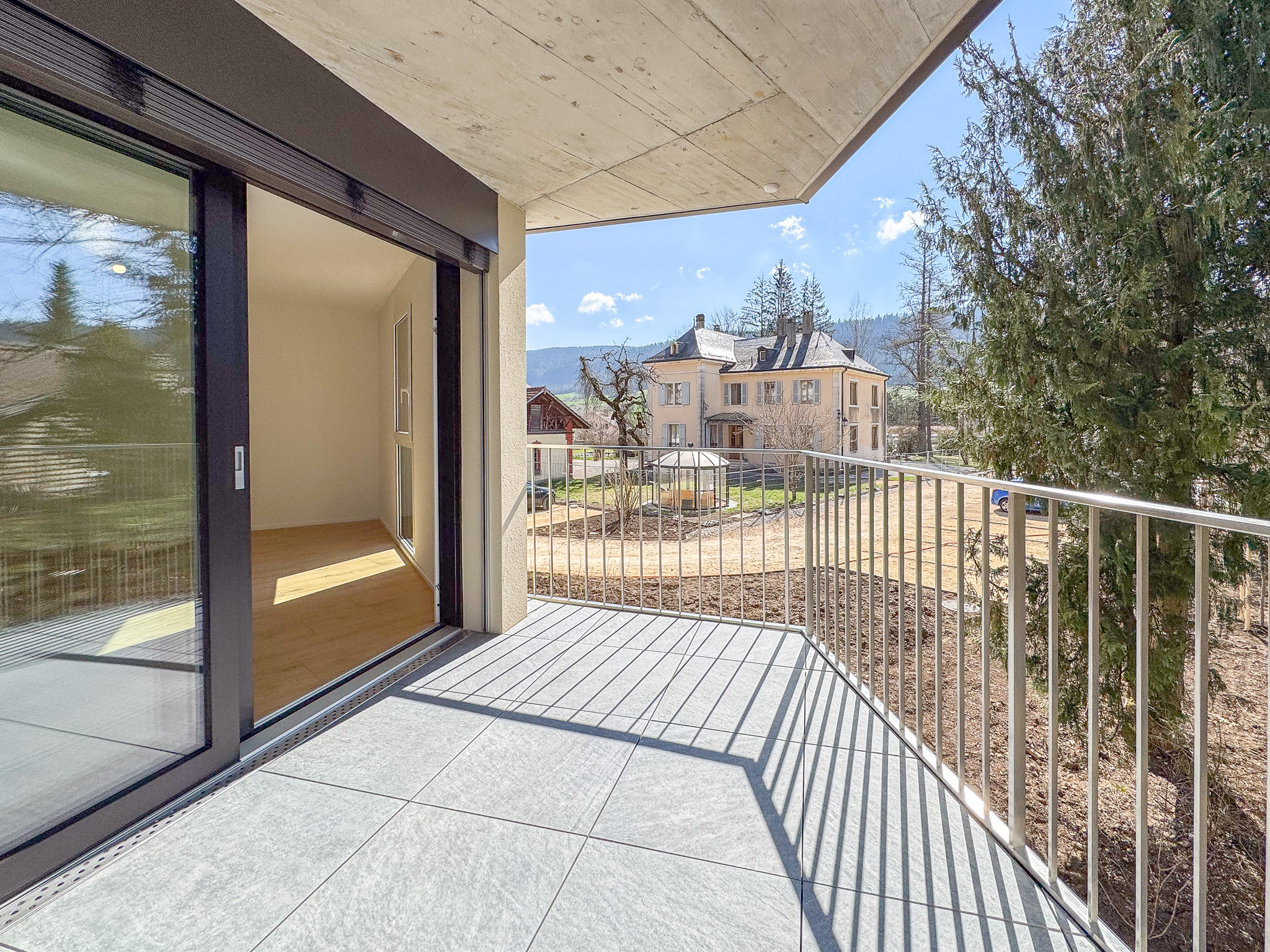 Balcon avec vue sur le parc et la maison de maître Balcon avec vue sur le parc et la maison de maître