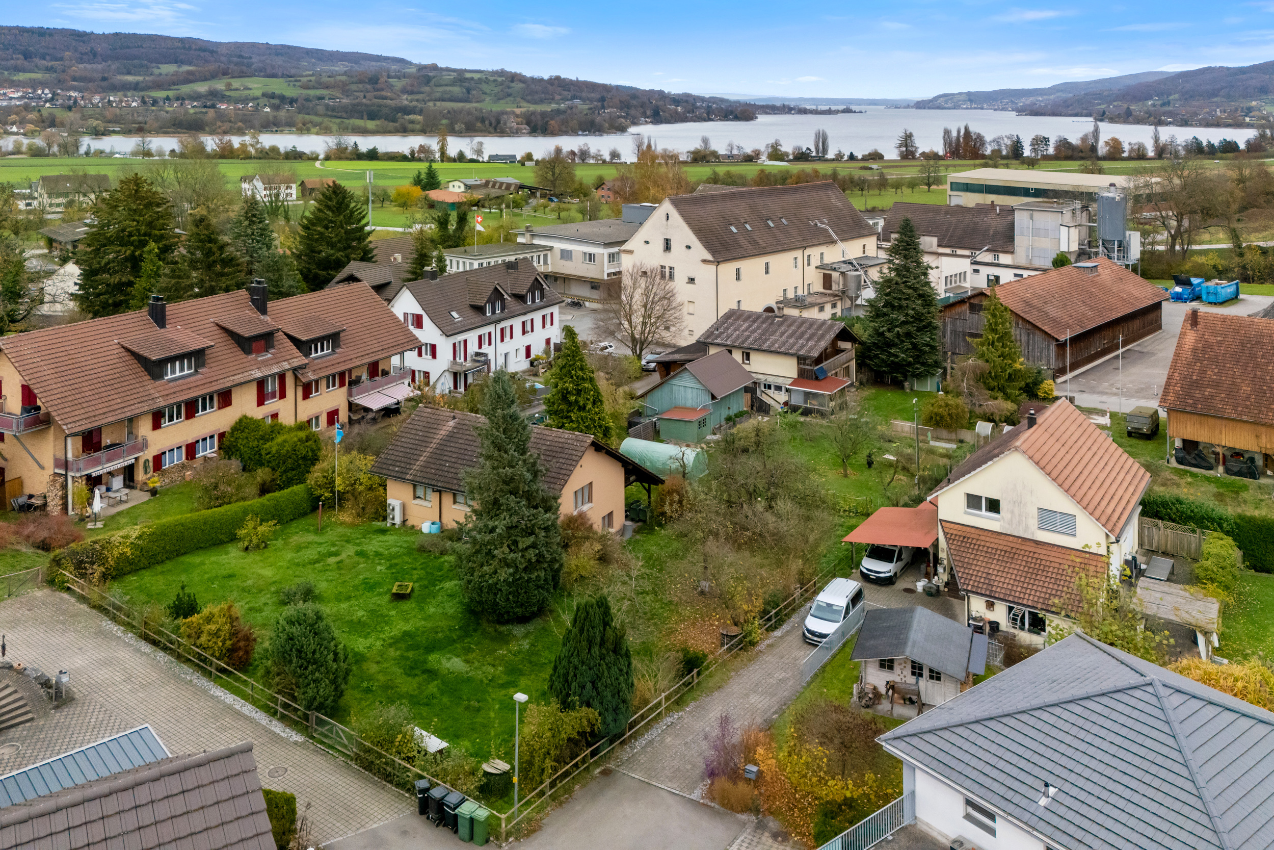 Es gibt die Möglichkeit, dass Grundstück von zwei Seiten zu erschliessen.