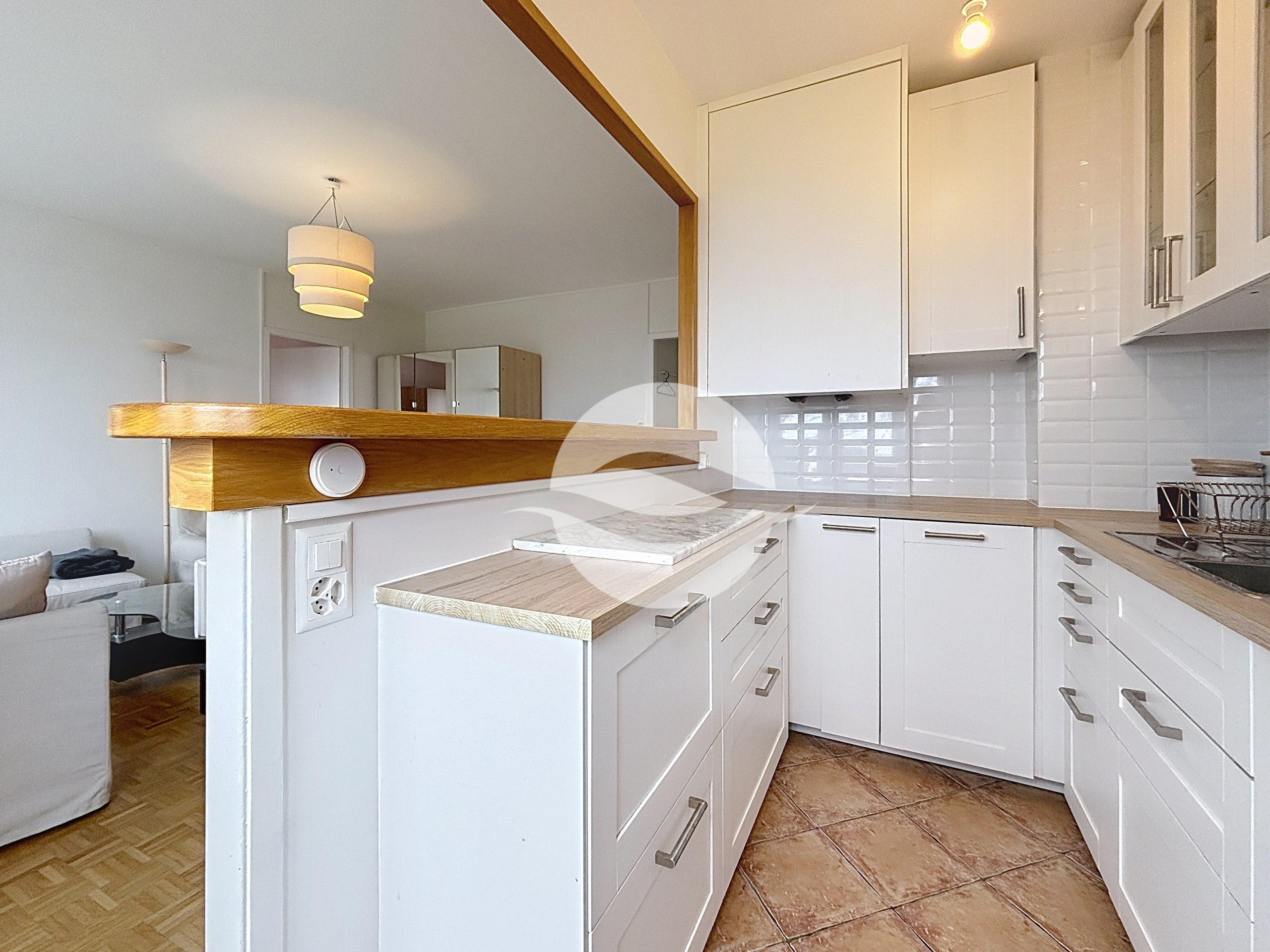 Cuisine équipée ouverte sur séjour