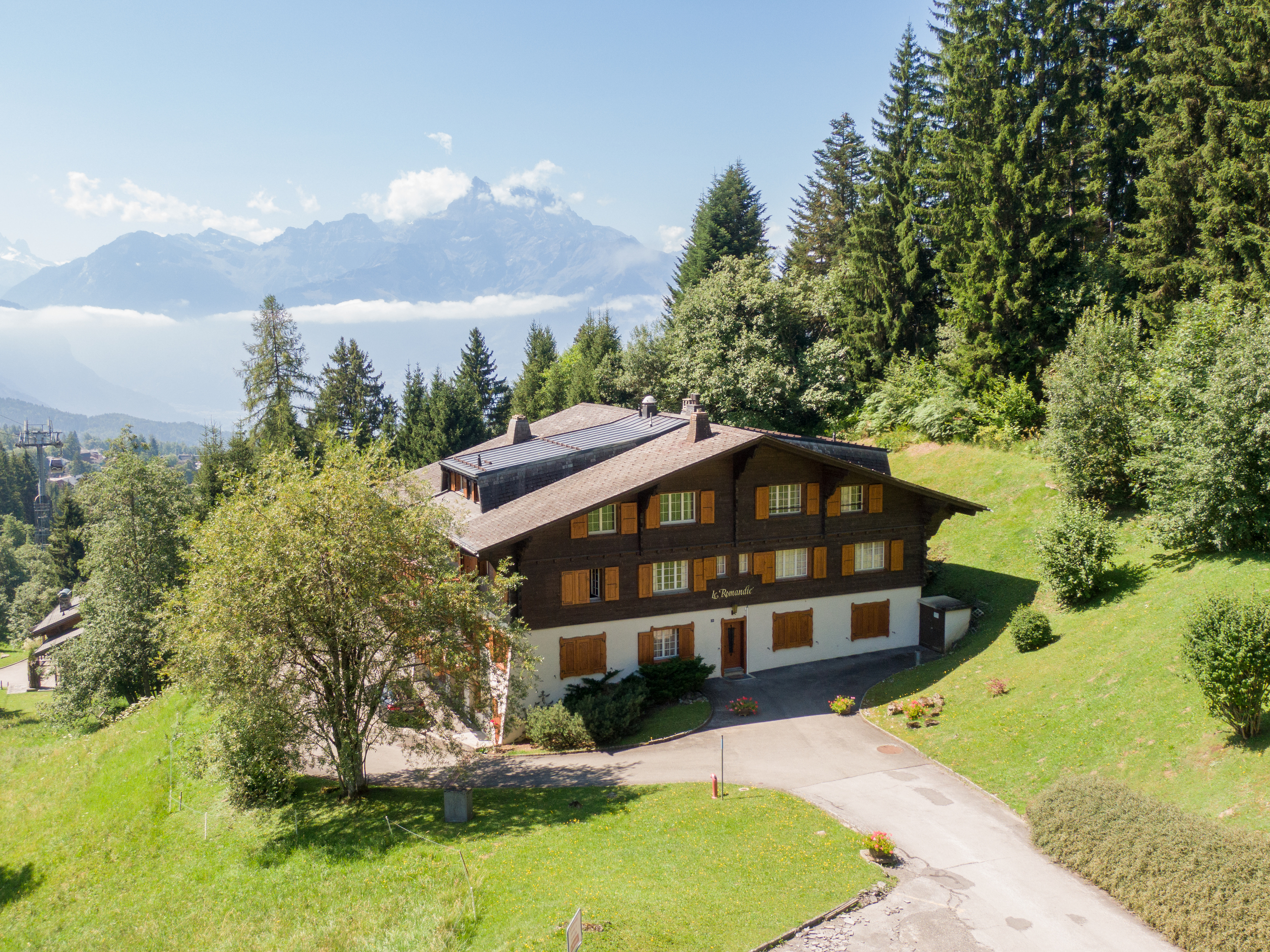 une grande maison dans les montagnes une grande maison dans les montagnes