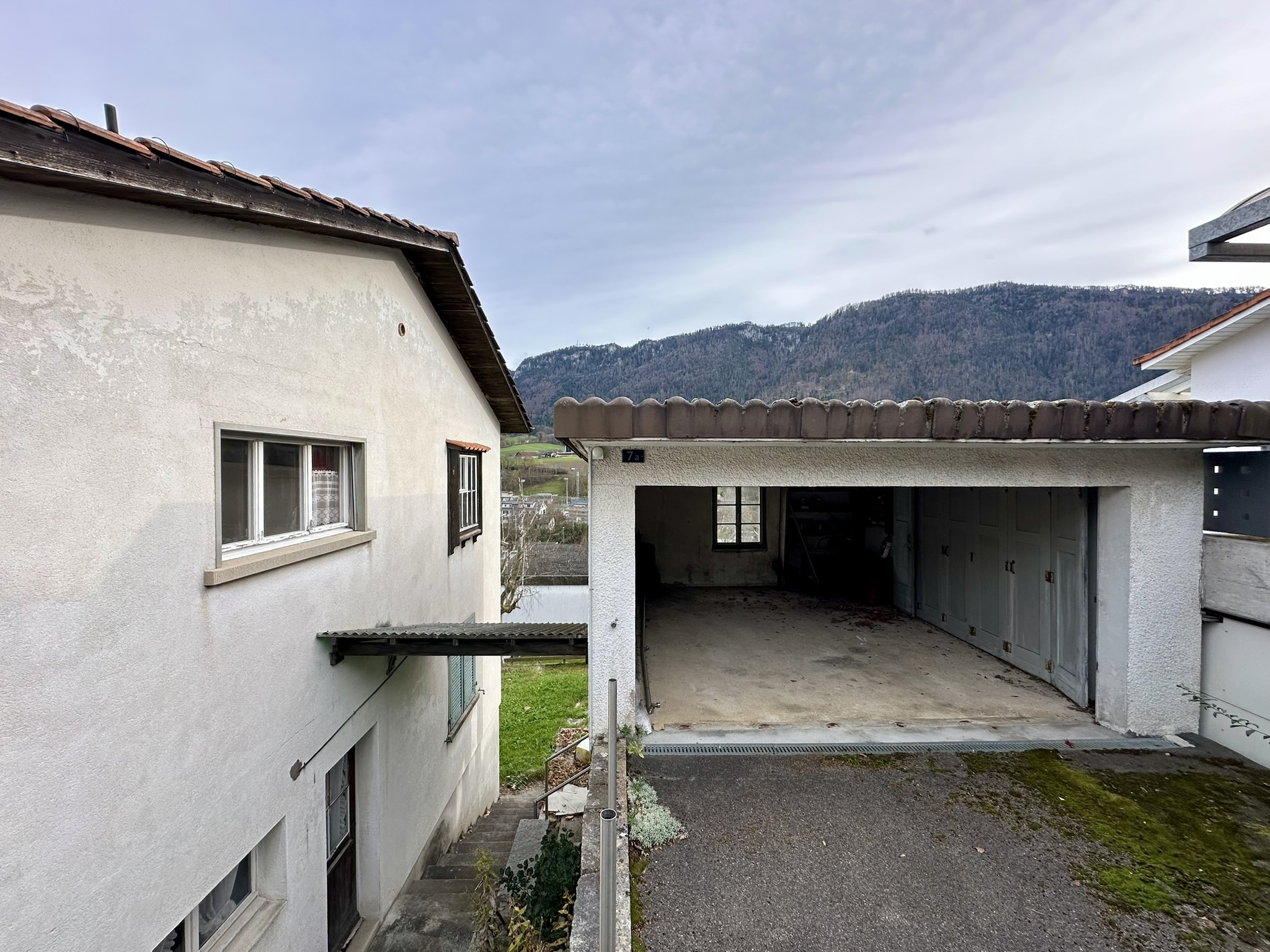 une maison avec des montagnes en arrière-plan une maison avec des montagnes en arrière-plan