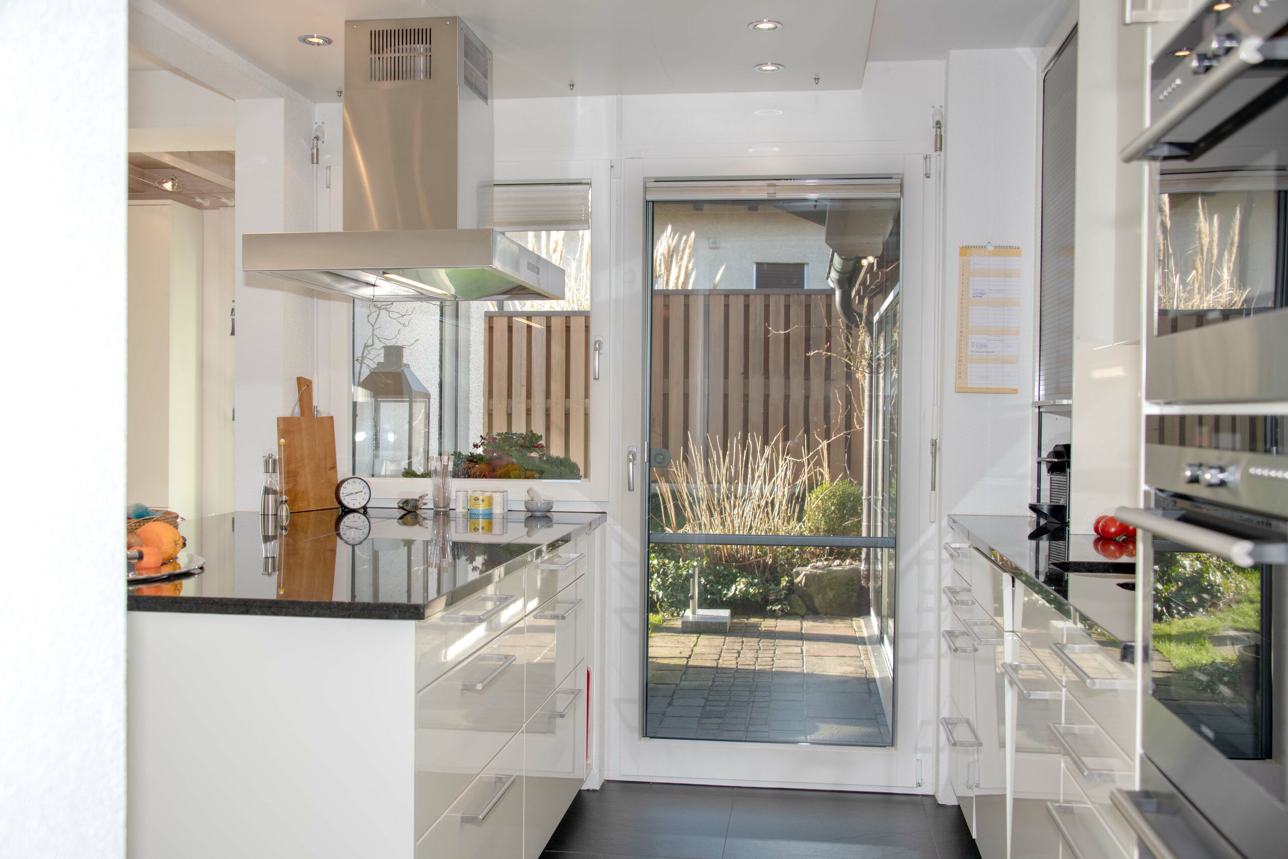 Küche mit Ausgang zum Garten