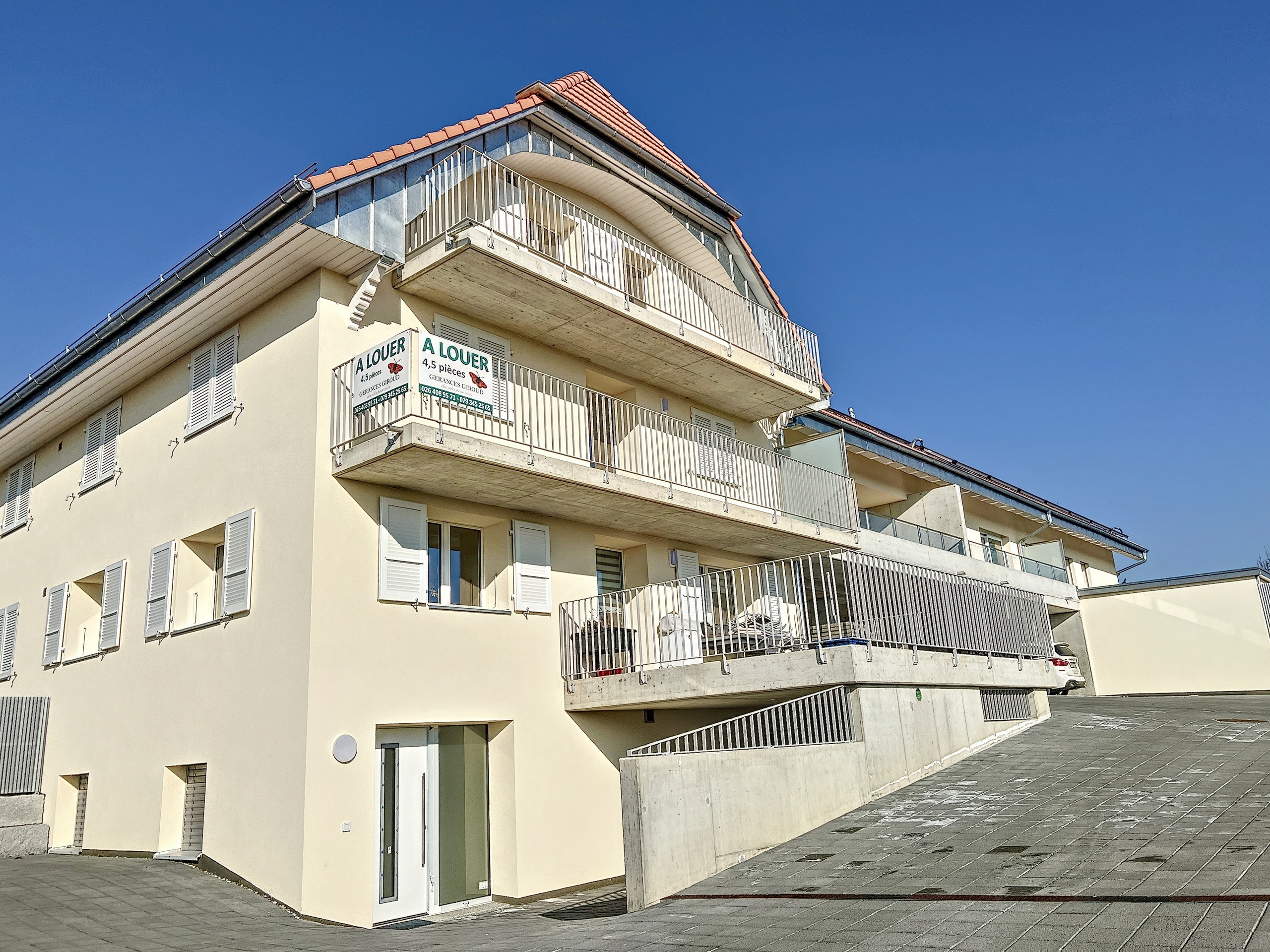 Immeuble côté balcon Immeuble côté balcon