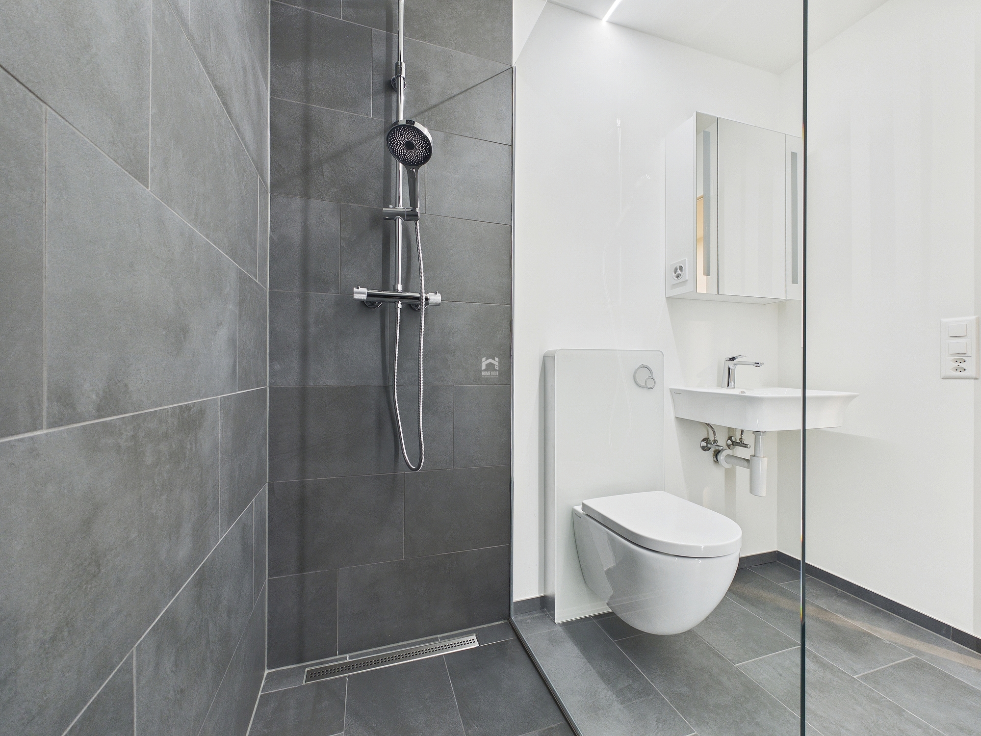 Modernes Badezimmer mit barrierefreier Regendusche Modernes Badezimmer mit barrierefreier Regendusche