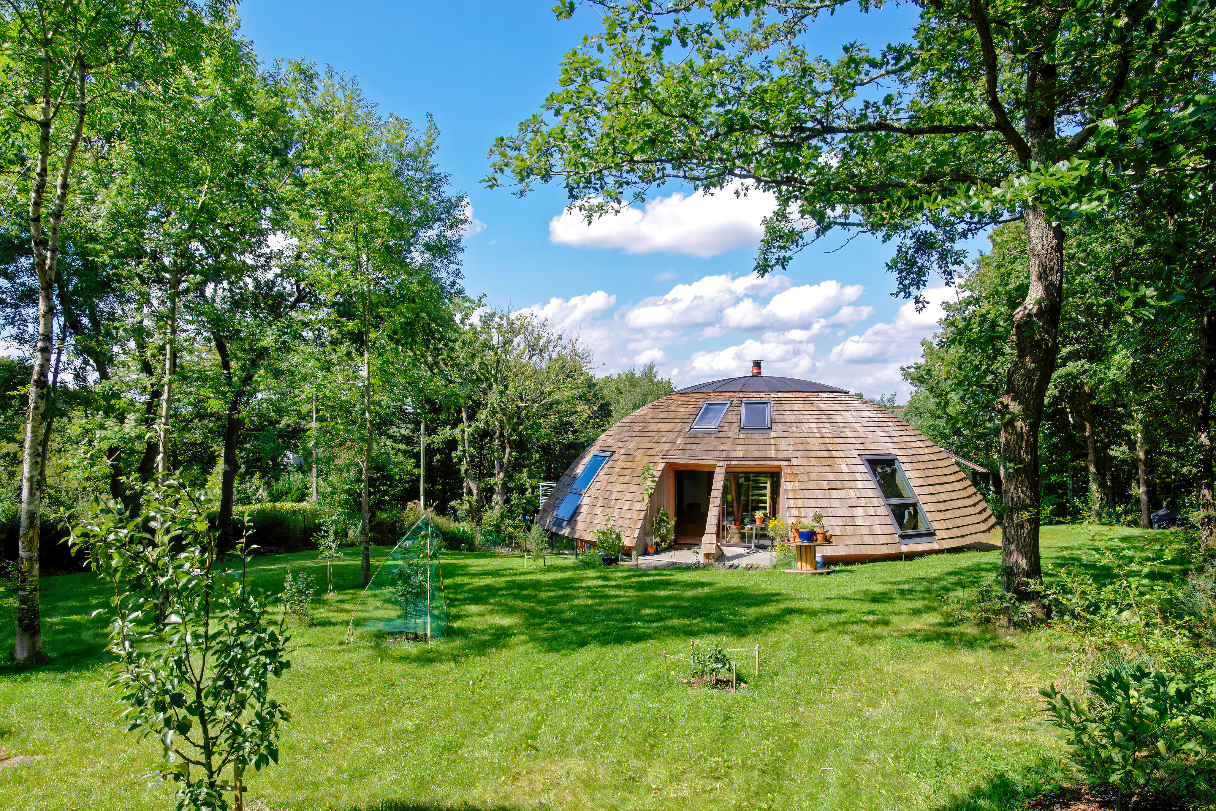 Domespace, la maison écologique qui limite les émissions de CO2 : l'extérieur avec jardin.