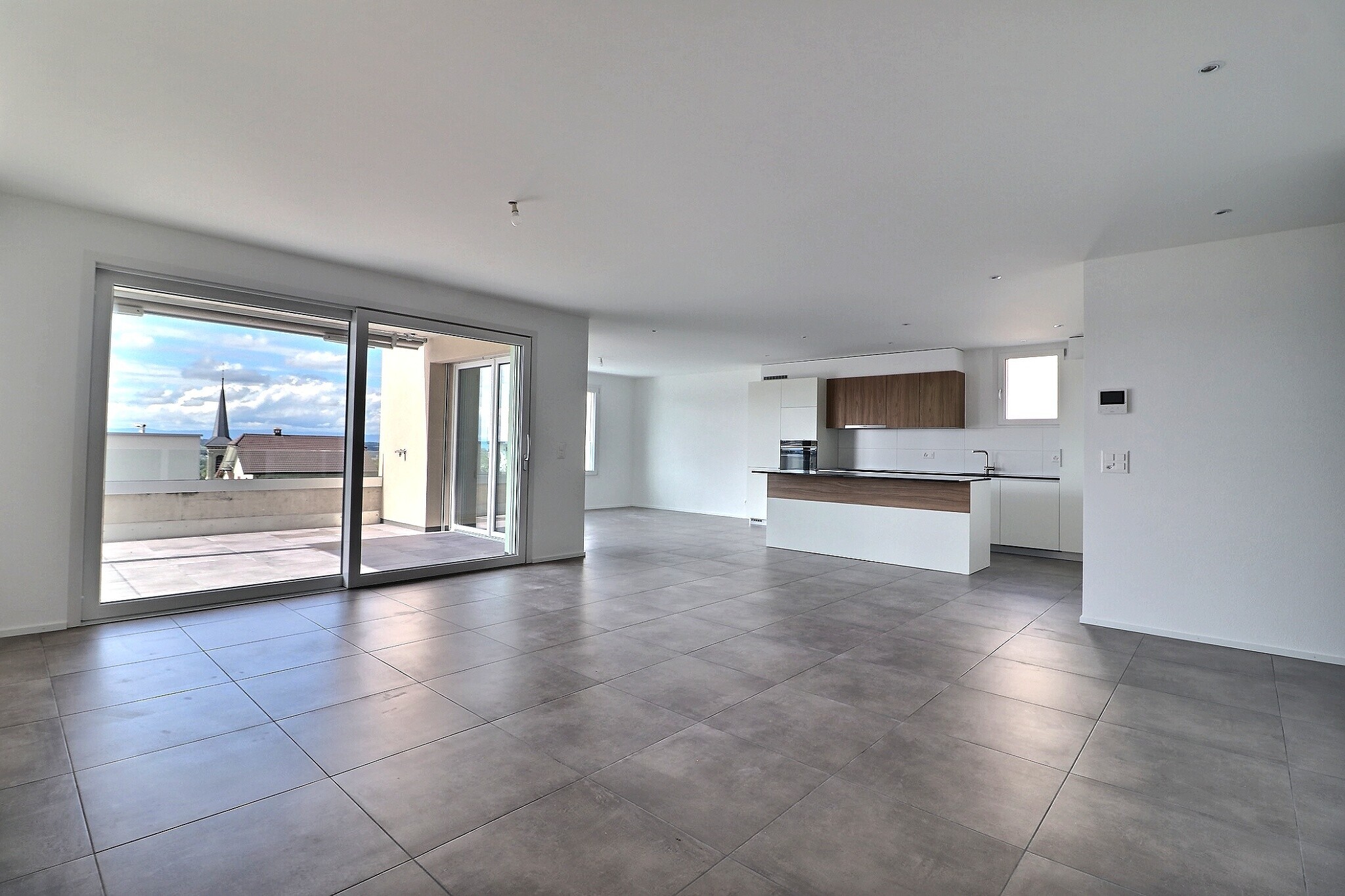 Grande pièce à vivre d'env. 50m2 avec accès sur le balcon