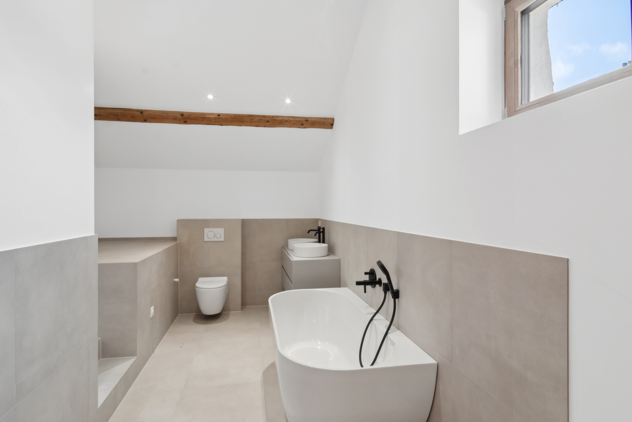 Salle de bains avec baignoire et douche pour la suite parentale Salle de bains avec baignoire et douche pour la suite parentale