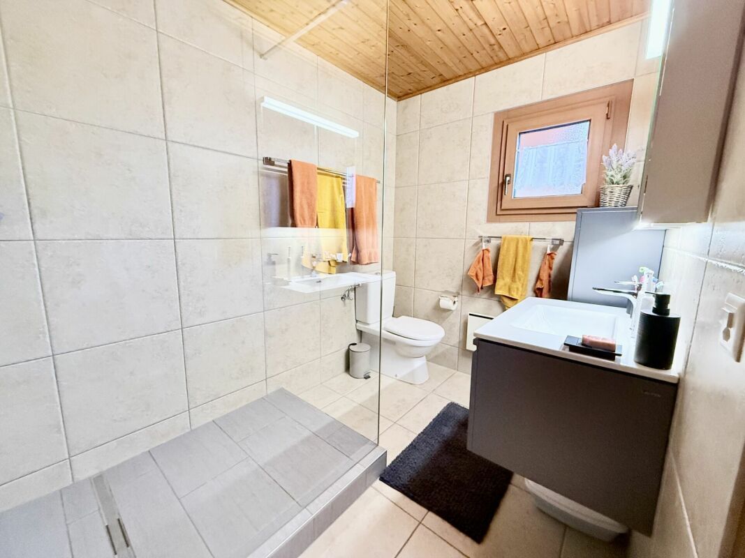 Salle d'eau avec douche à l'italienne