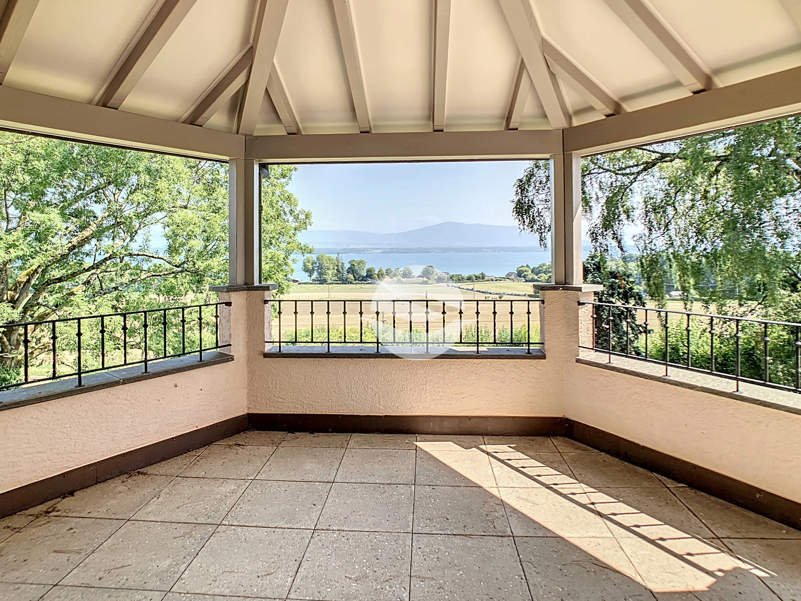 Terrasse couverte avec vue dégagée