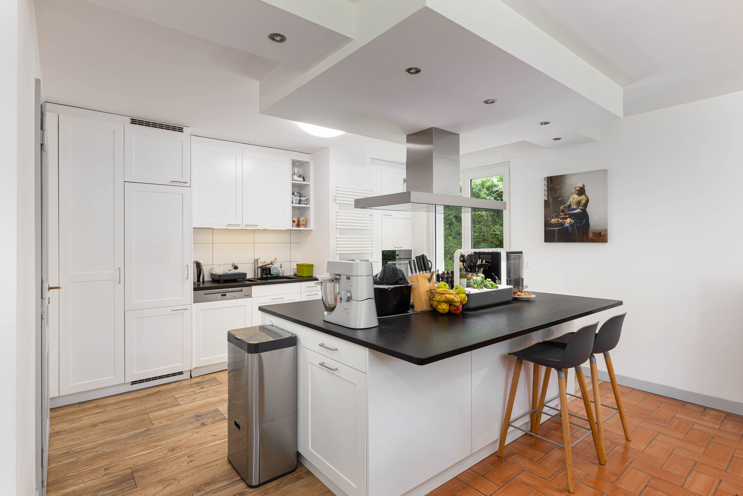 Cuisine toute équipée avec salle à manger et accès vers la jardin