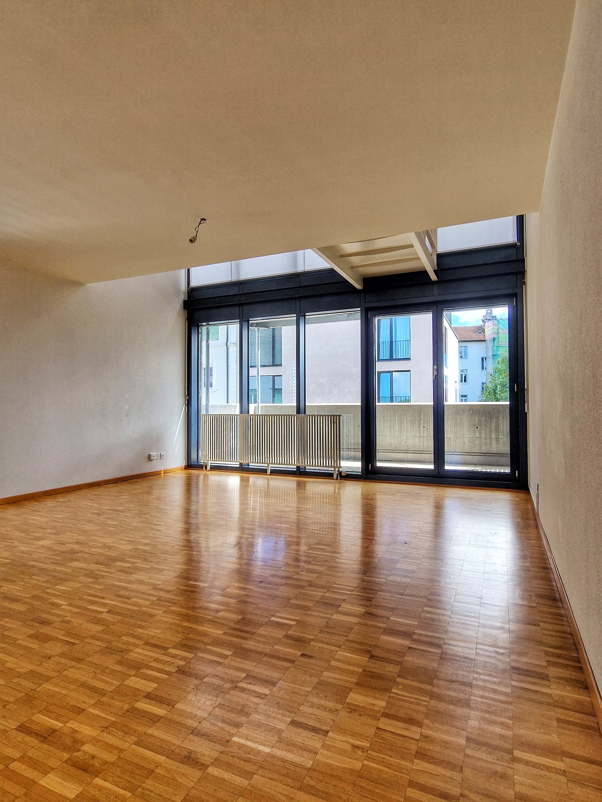 Étage intermédiaire avec séjour/ cuisine et 2 chambres