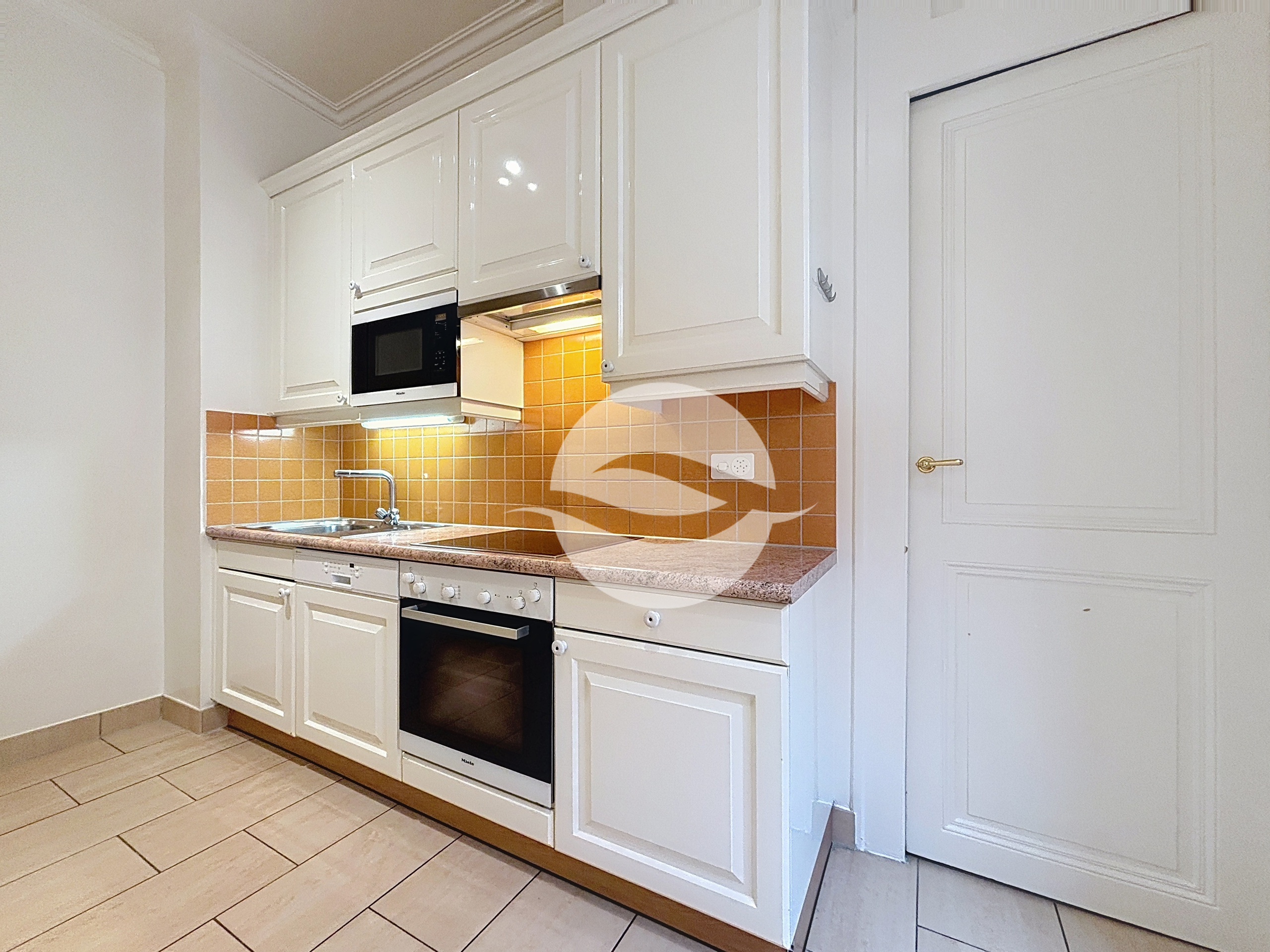 Cuisine équipée et pièce attenante avec branchement machines Cuisine équipée et pièce attenante avec branchement machines