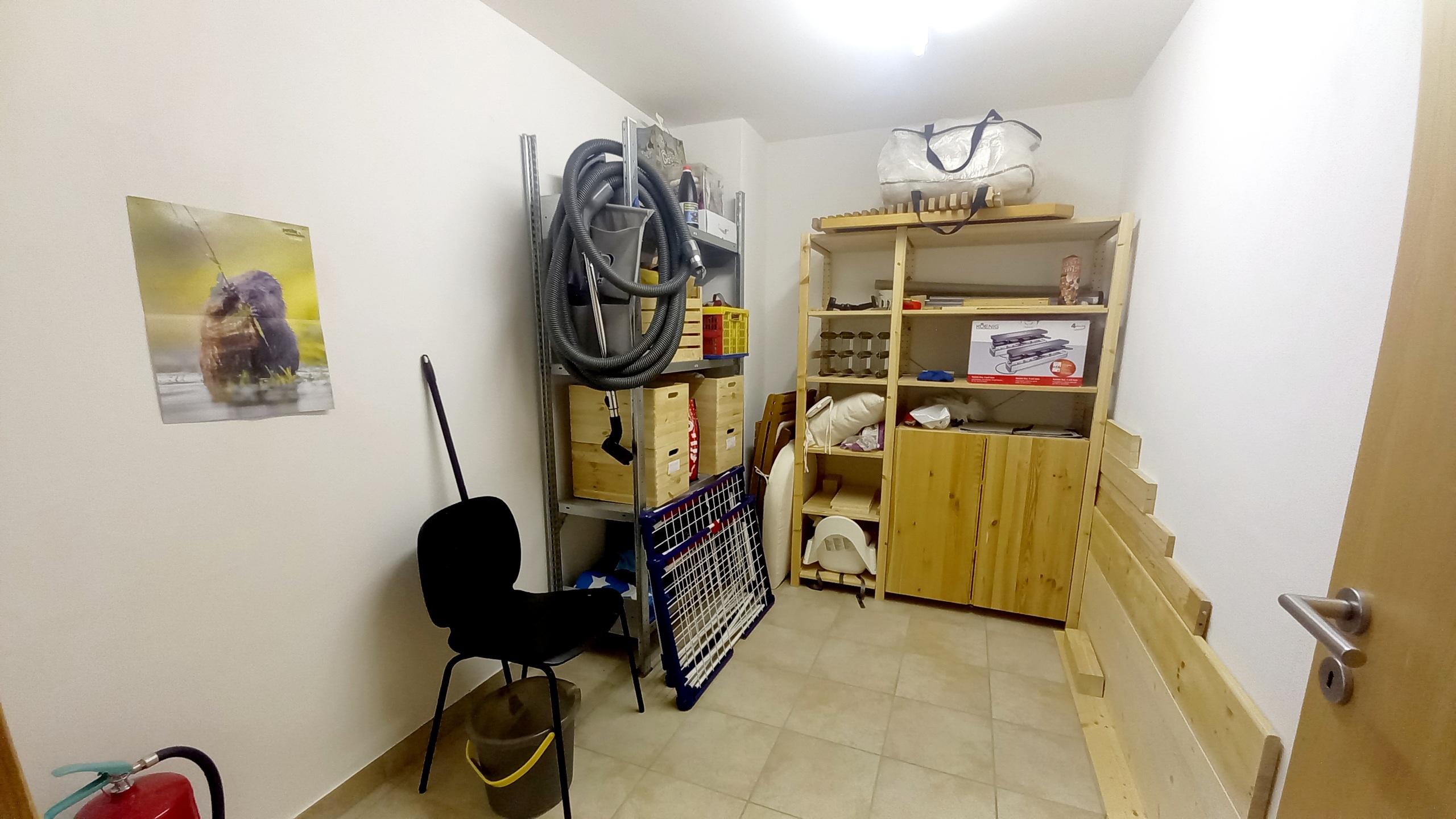 Economat avec étagères de rangement Economat avec étagères de rangement