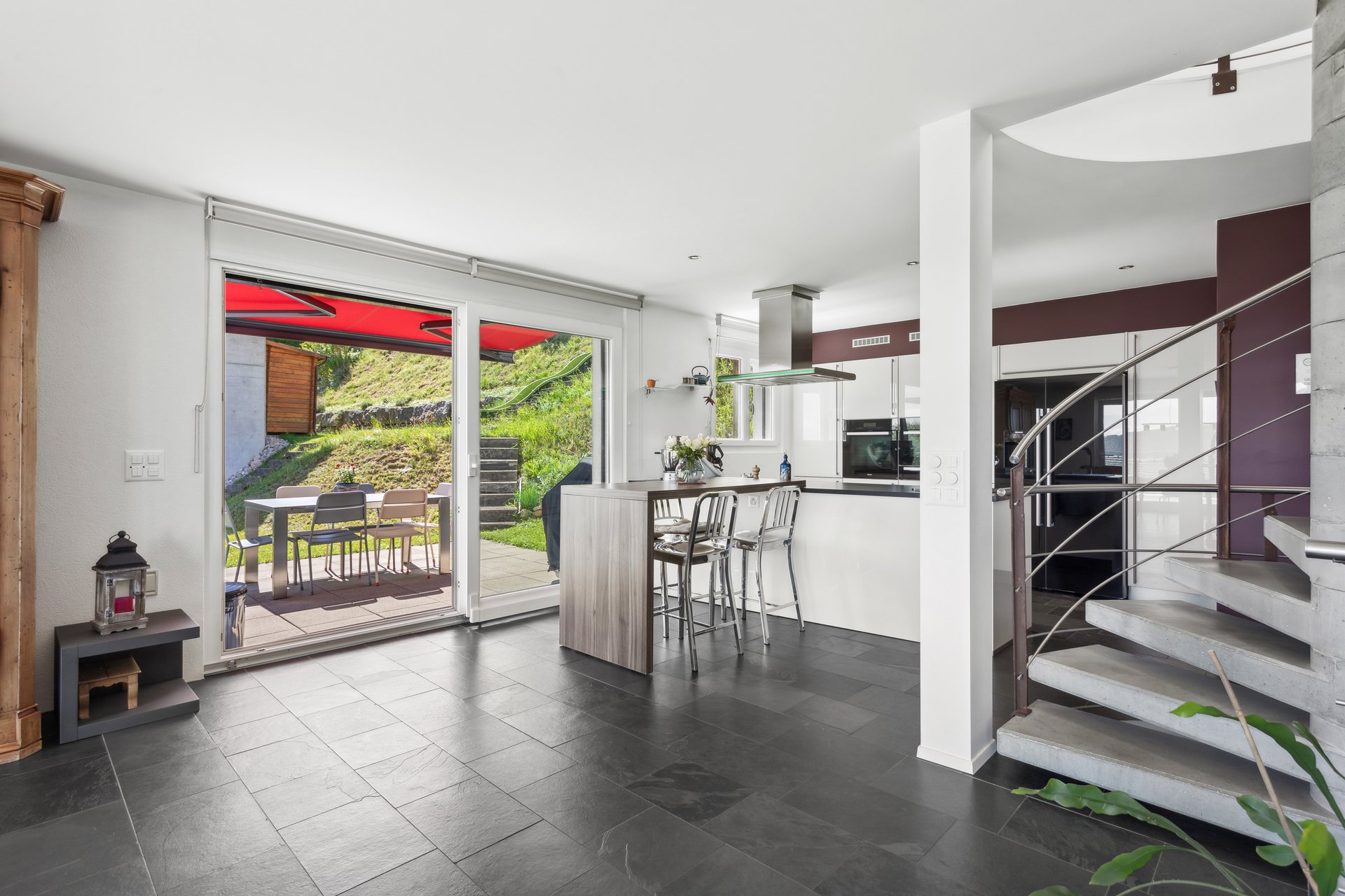 Küche mit Zugang zur Südwestterrasse Küche mit Zugang zur Südwestterrasse