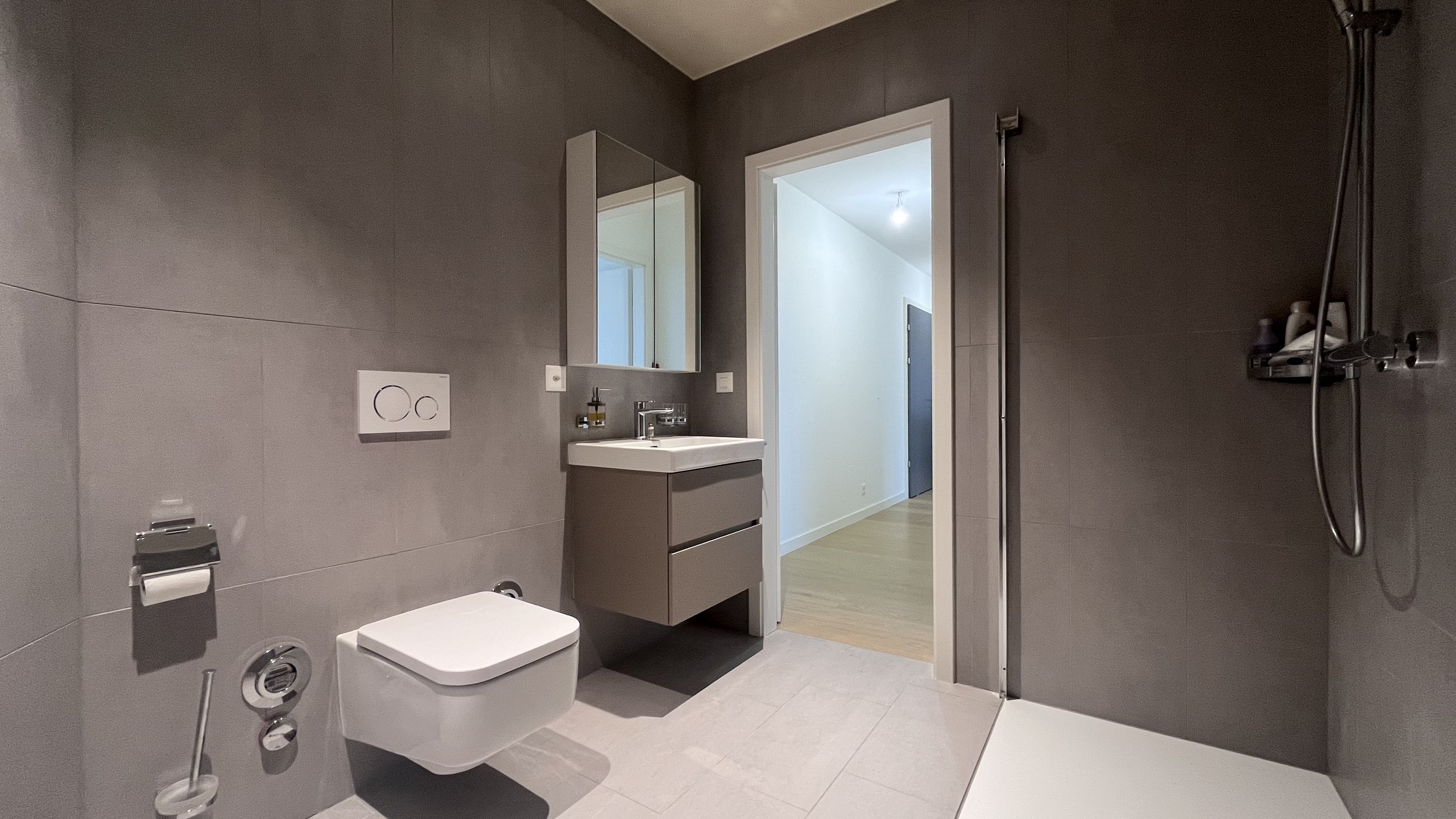 Salle de bains avec douche à l'italienne Salle de bains avec douche à l'italienne