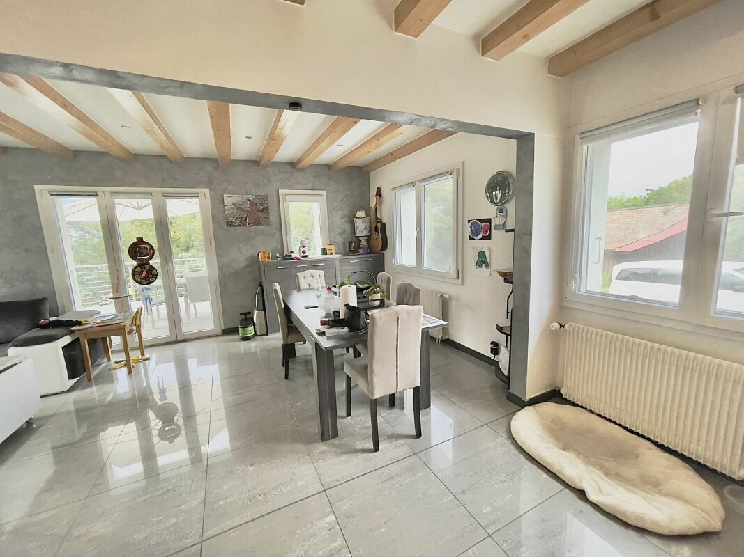 Coin à manger avec accès la terrasse Ouest