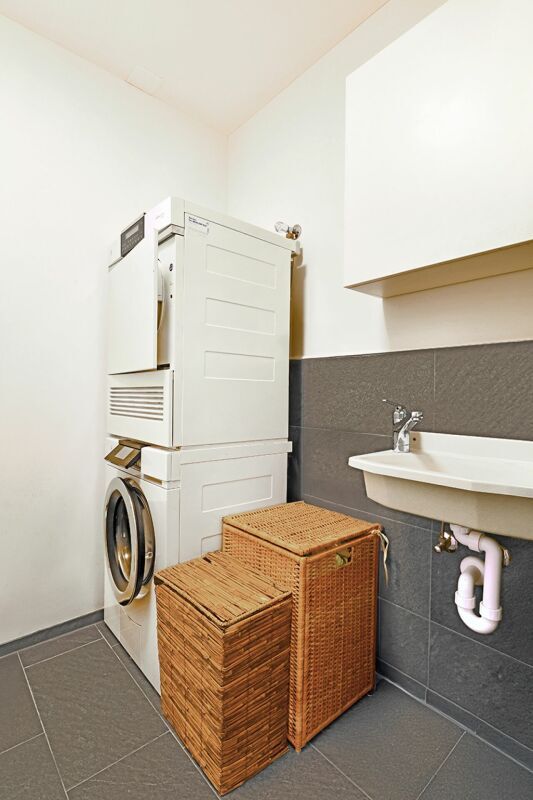 Waschturm mit Waschvollautomat und Tumbler in der Wohnung