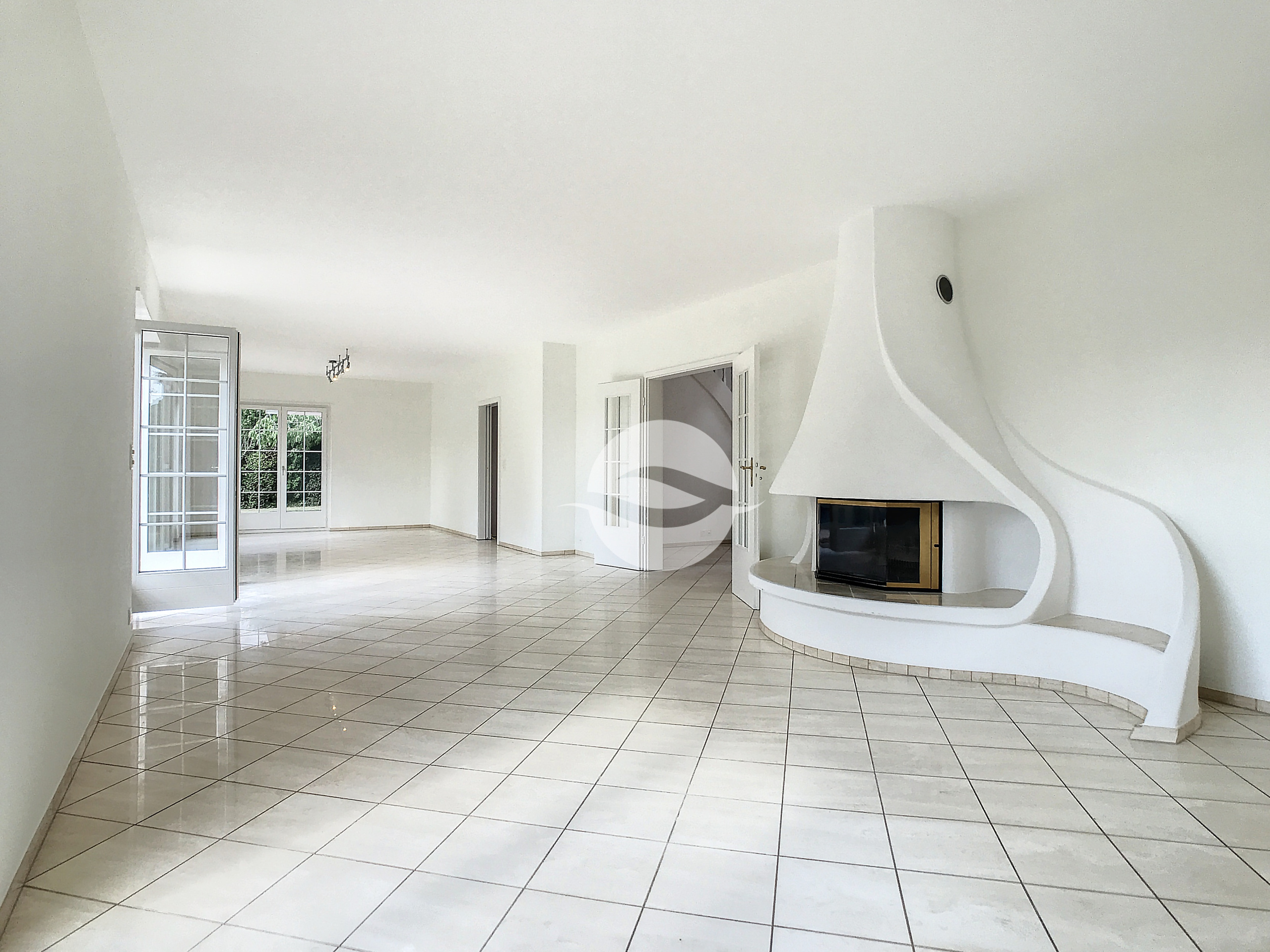 Pièce de vie avec cheminée et accès extérieur