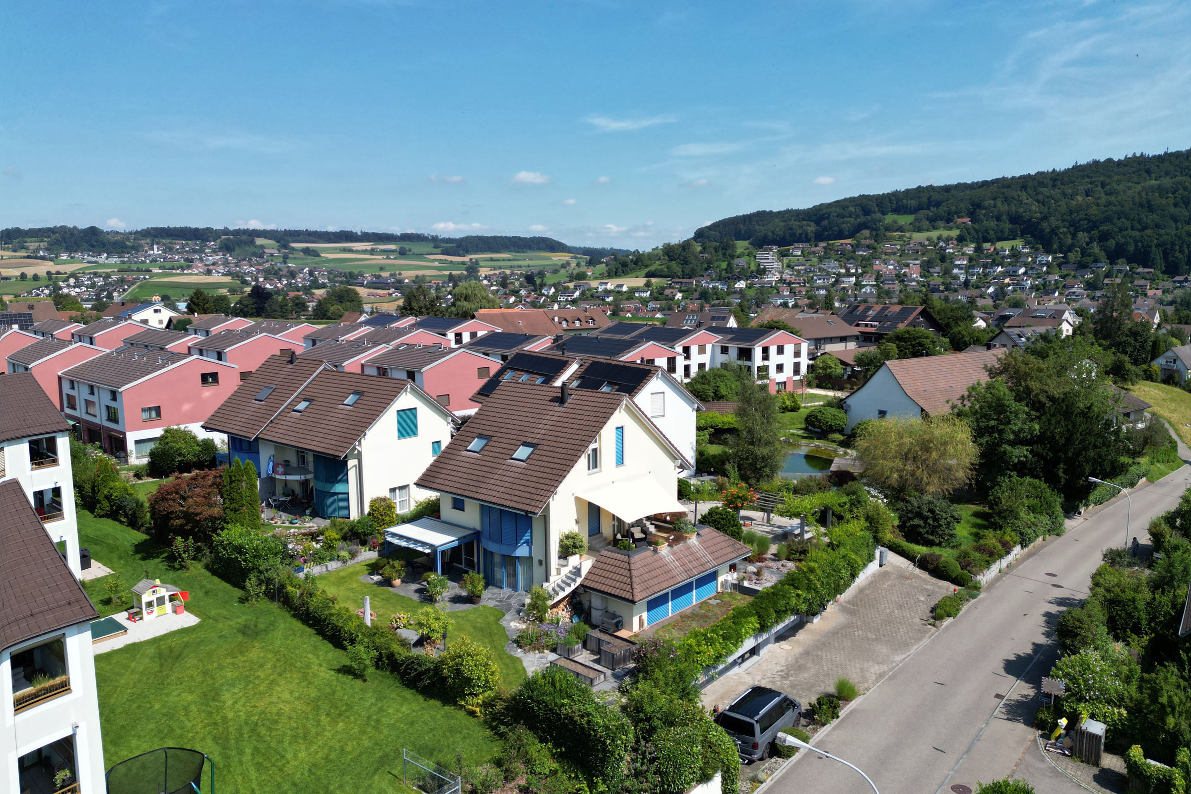 ... mit kurzen Distanzen zu Dorfzentrum und Natur