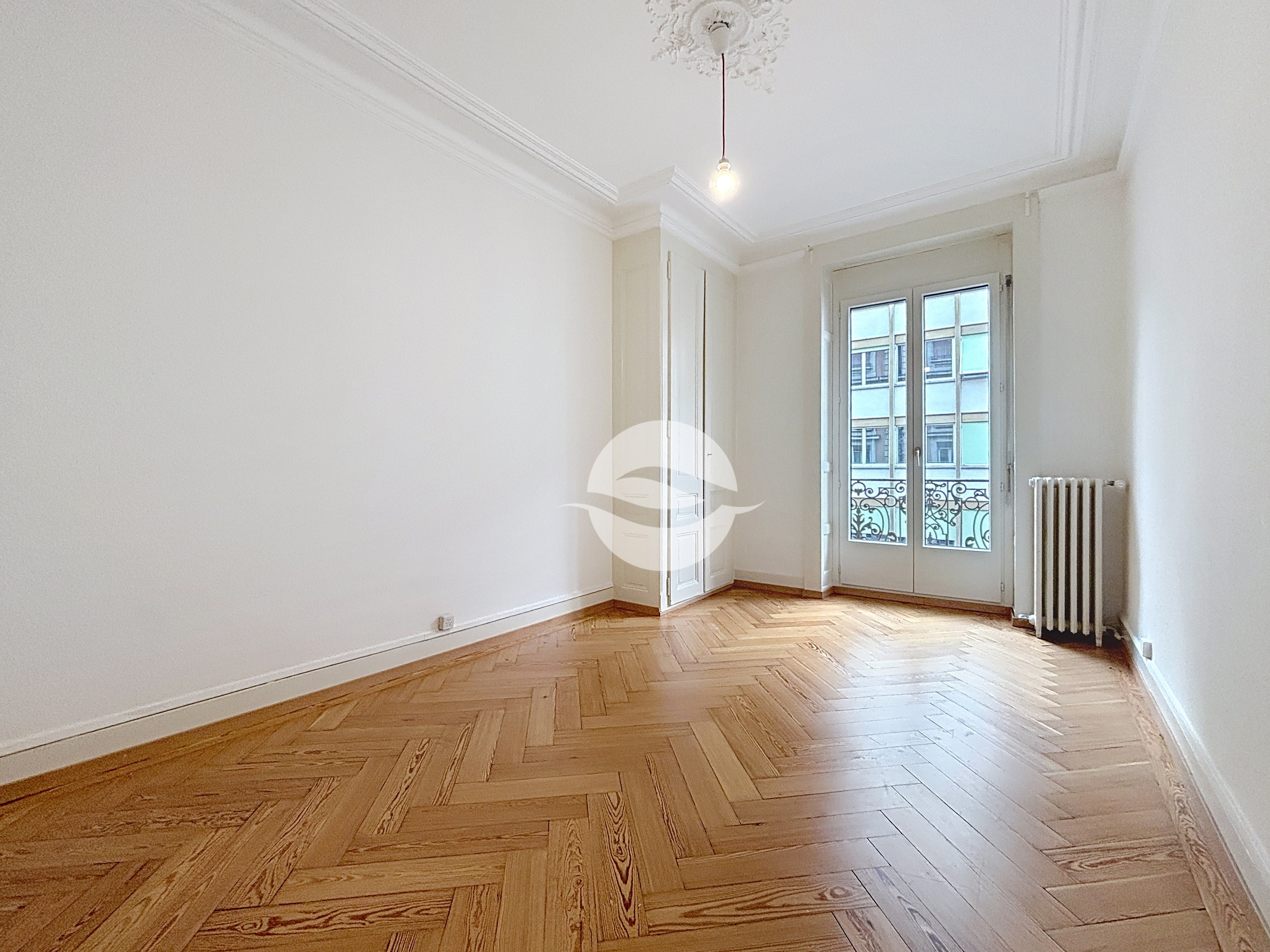 Chambre à coucher 2 côté rue de l'Arquebuse avec balcon et fenêtre double vitrage 