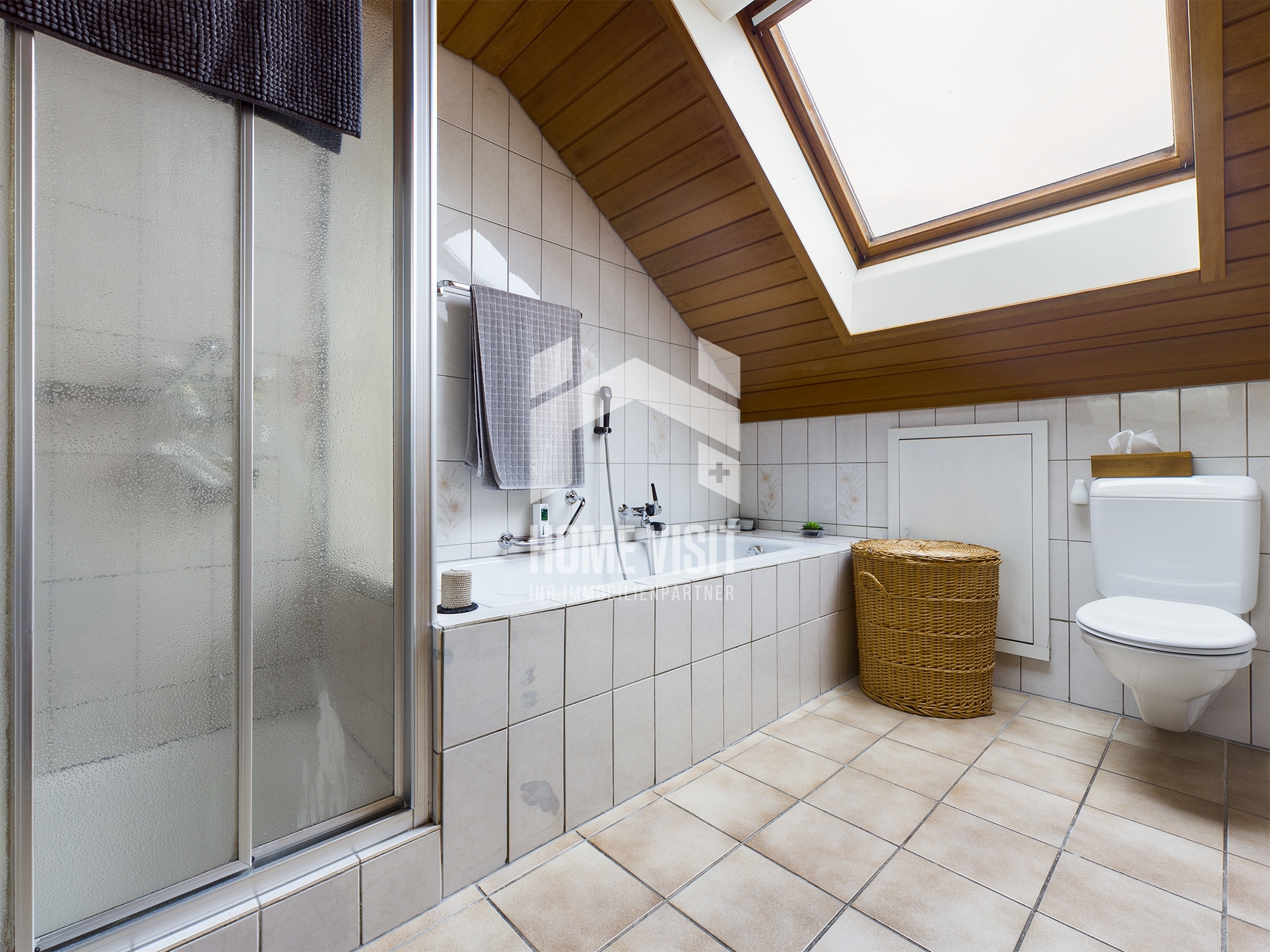 Badezimmer mit Dusche und Badewanne Badezimmer mit Dusche und Badewanne