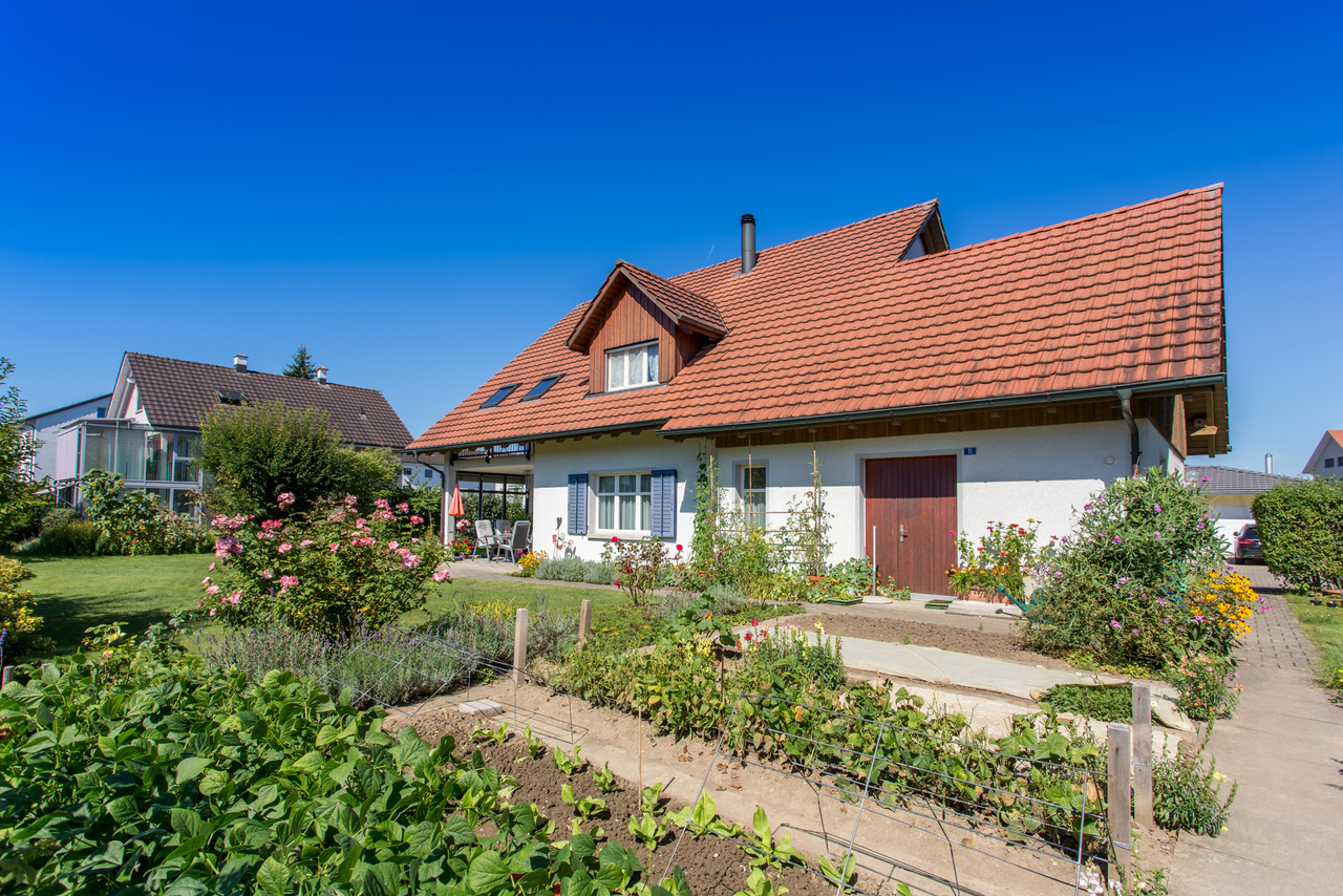 Erfreuen Sie sich an Ihrem Blumenbeet und der reichen Ernte Ihres Gartenbeetes Erfreuen Sie sich an Ihrem Blumenbeet und der reichen Ernte Ihres Gartenbeetes