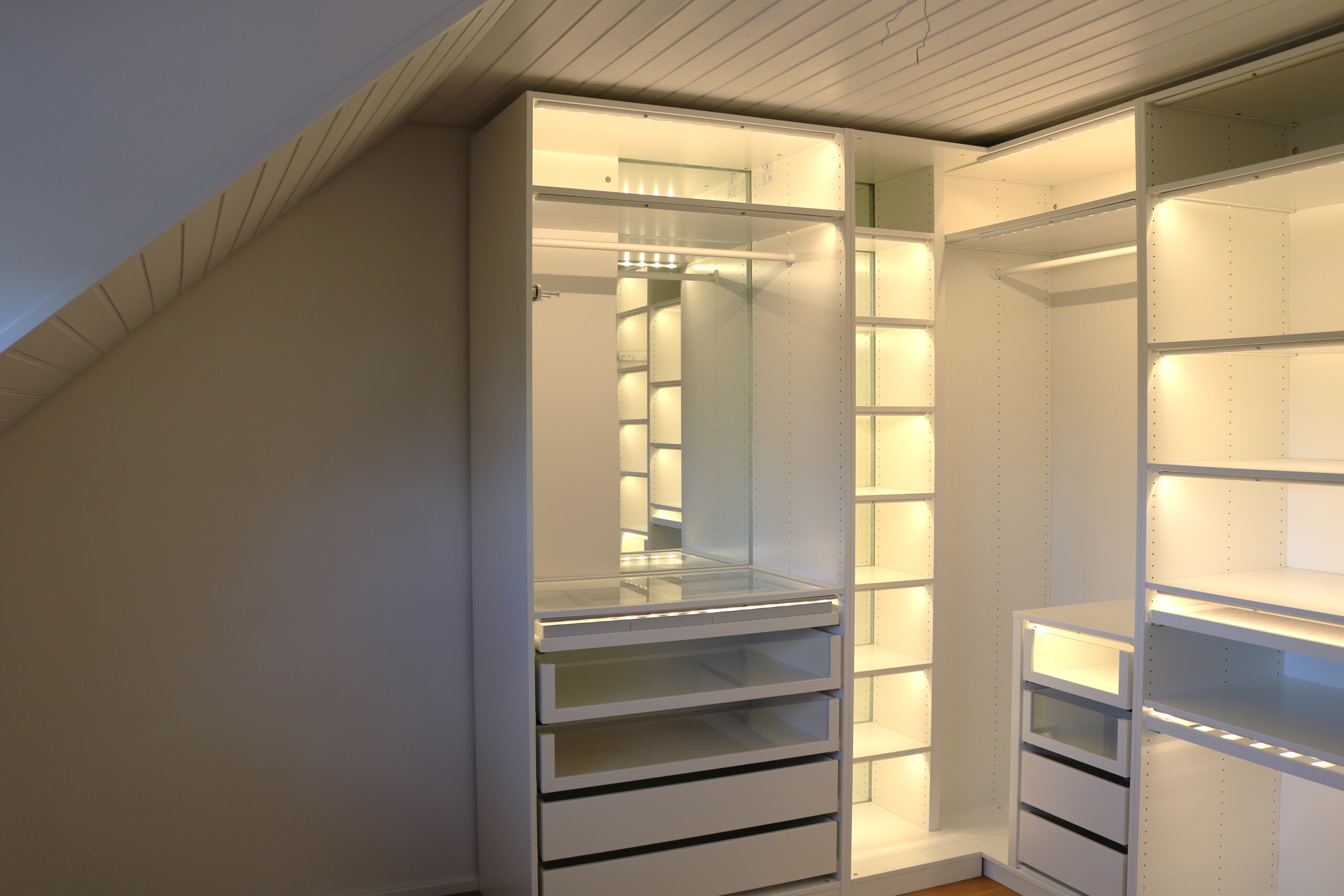 Zimmer DG mit Einbaumöbel