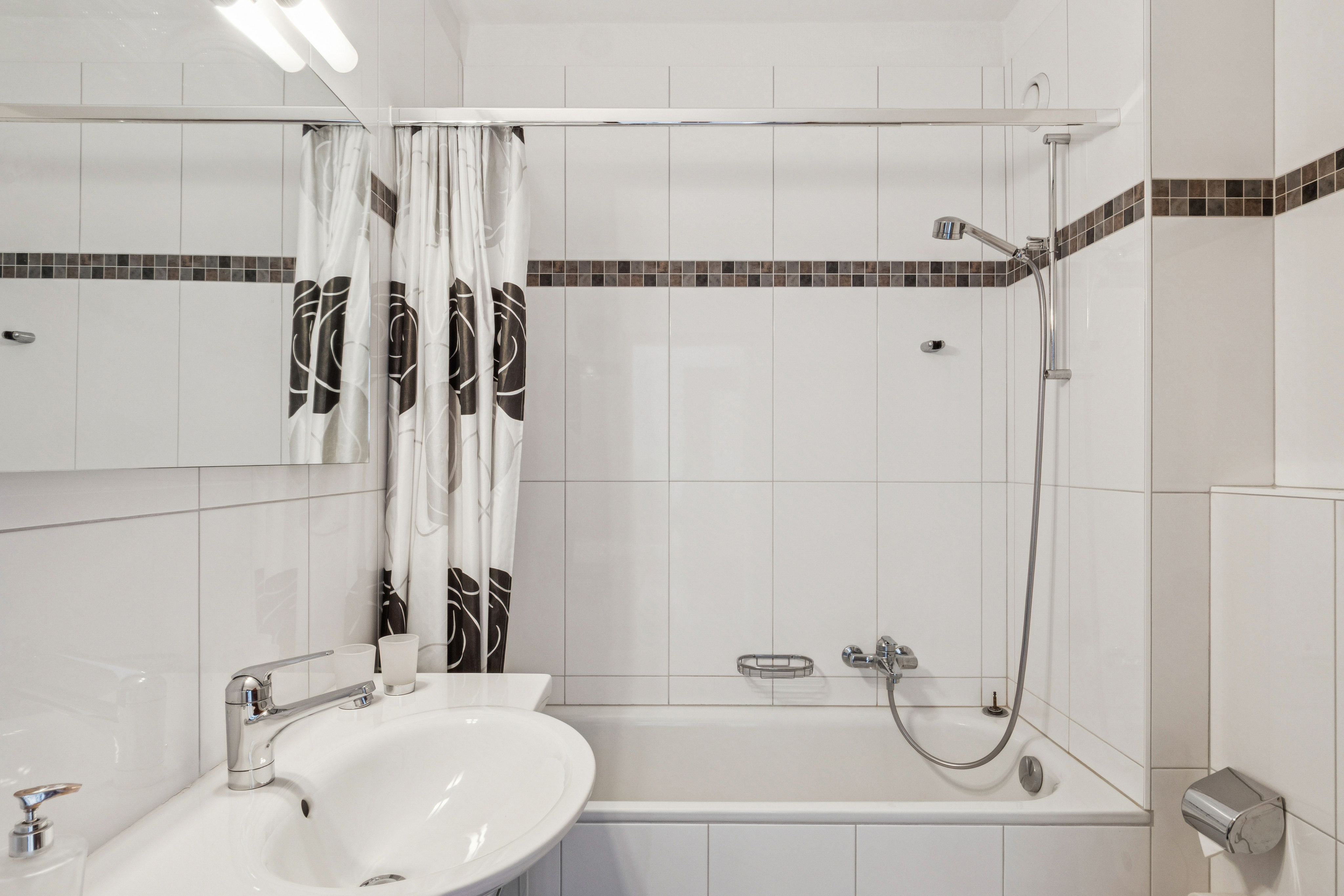 Il bagno è dotato di vasca, WC e bidet