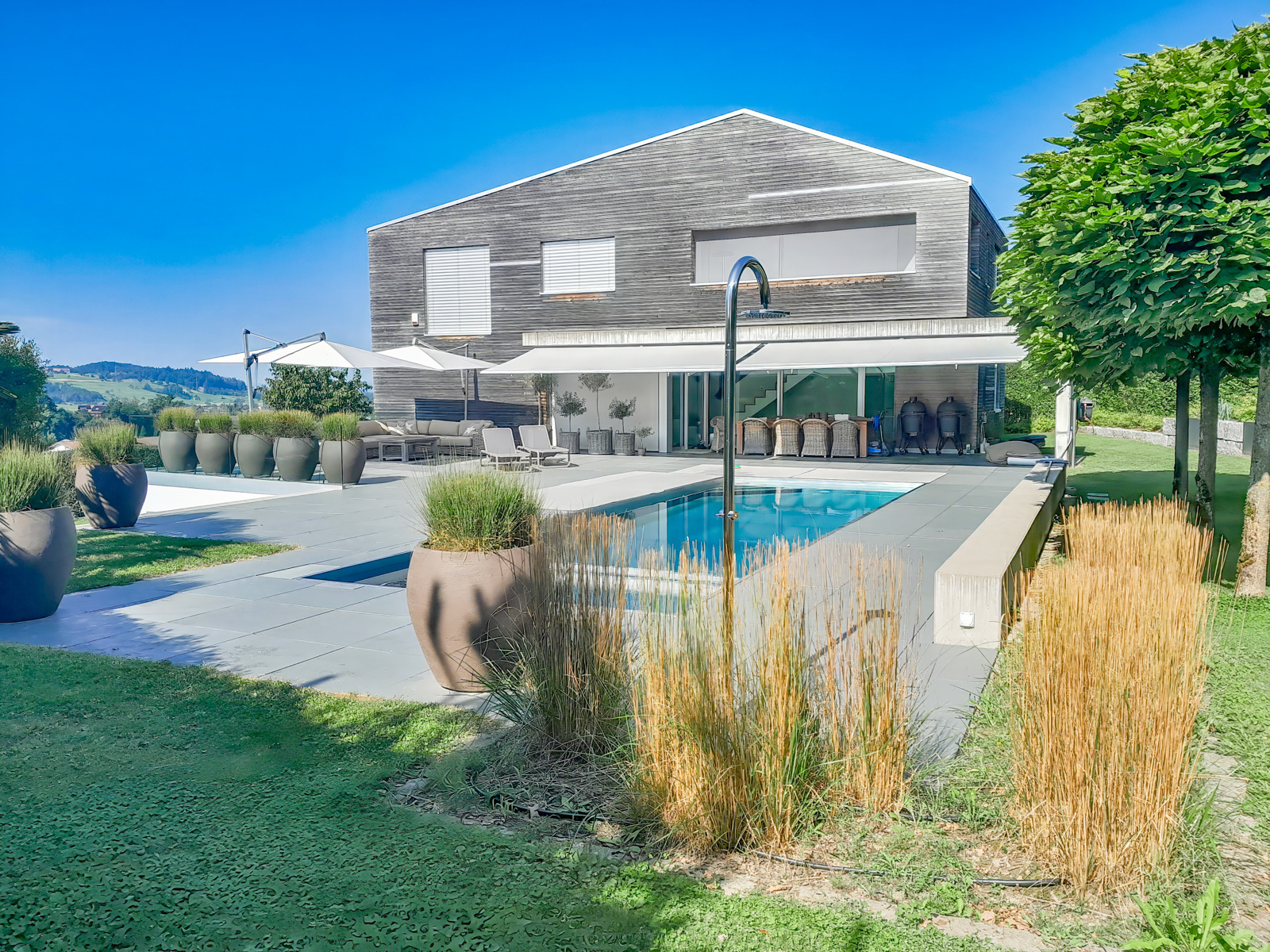 Moderner Swimmingpool mit Outdoor-Dusche