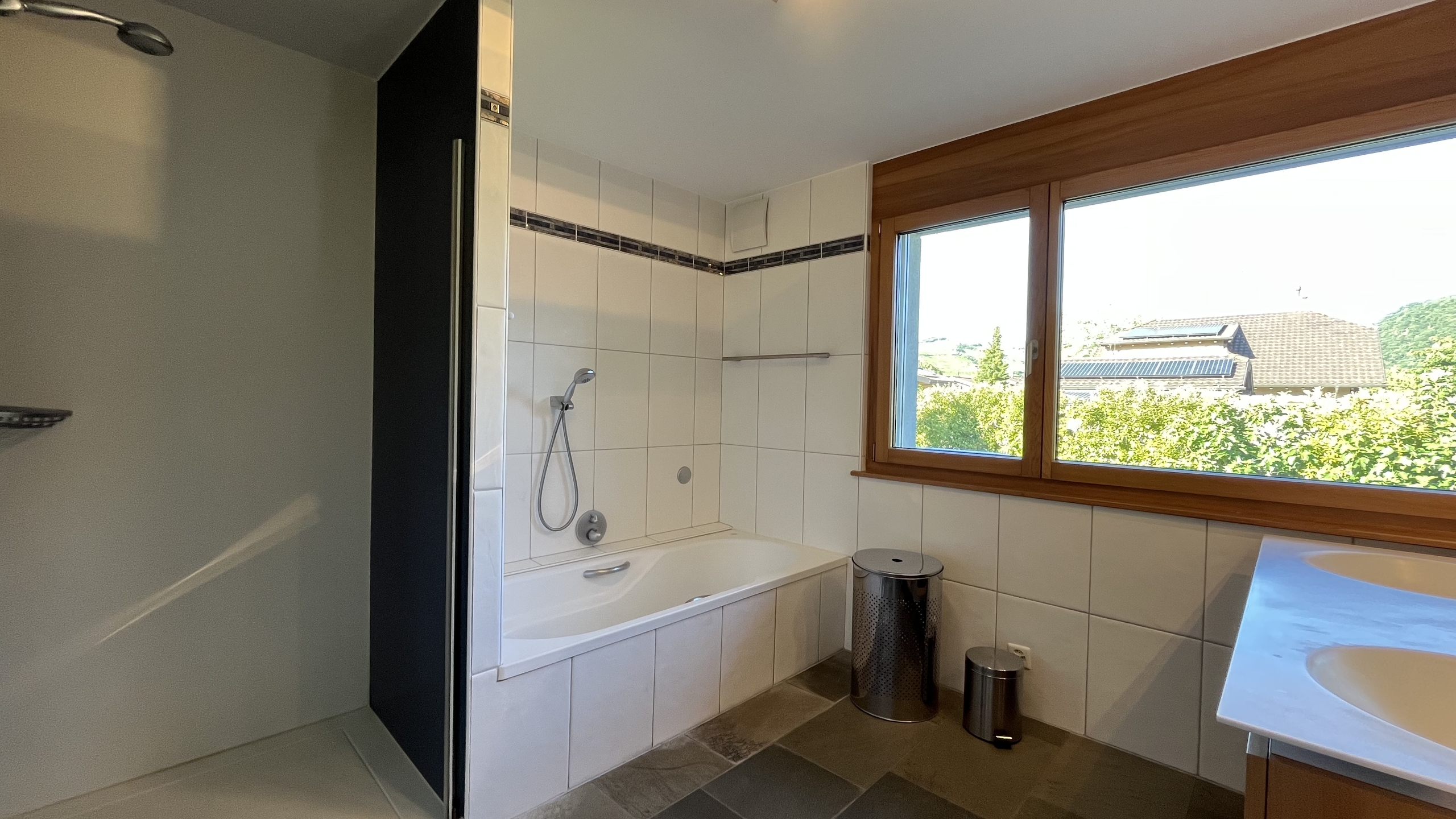 salle d'eau avec douche, baignoire, lavabo double, wc salle d'eau avec douche, baignoire, lavabo double, wc