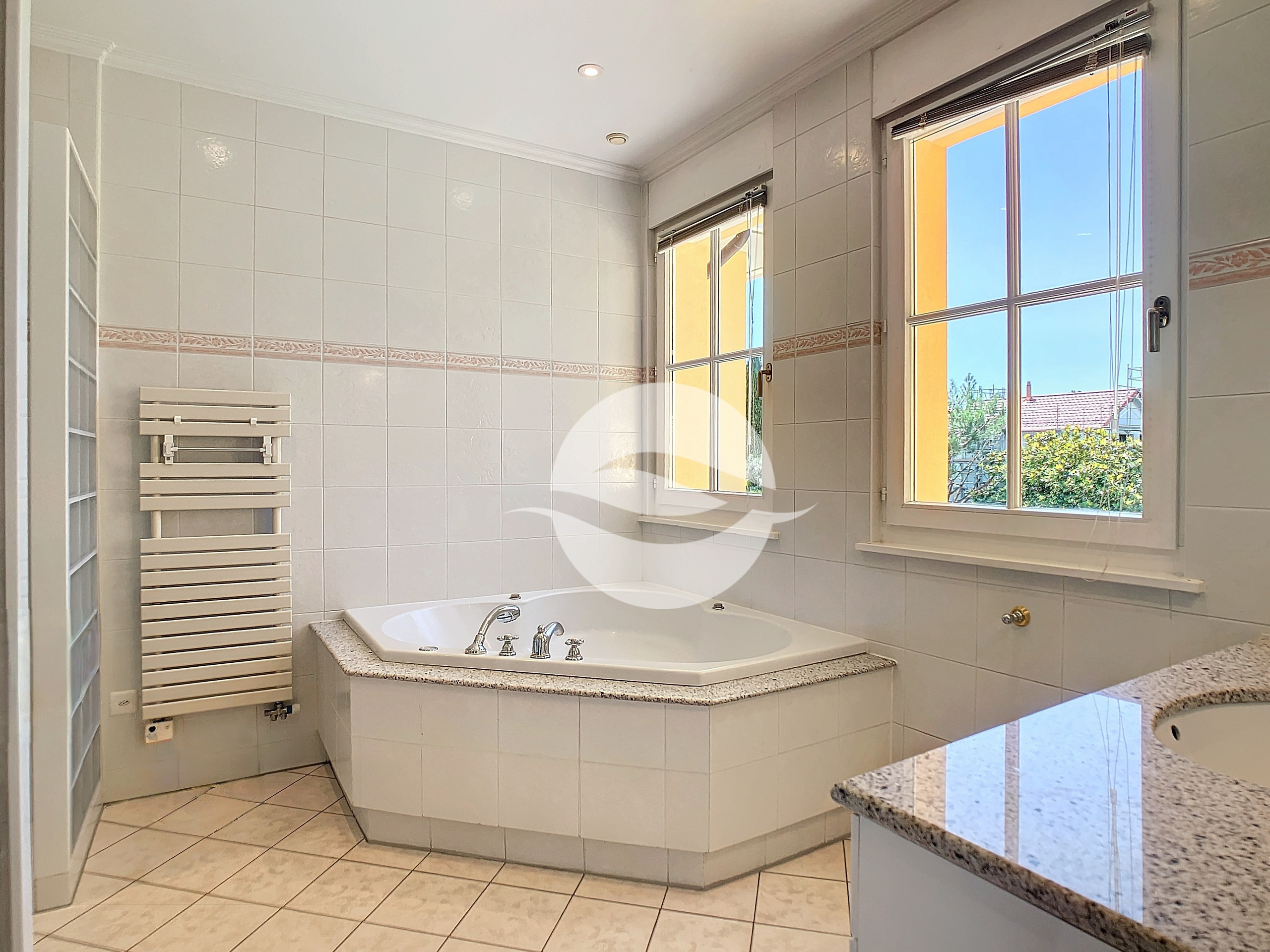 1er : Chambre parentale avec dressing et salle de bains (Jacuzzi et douche) privatifs
