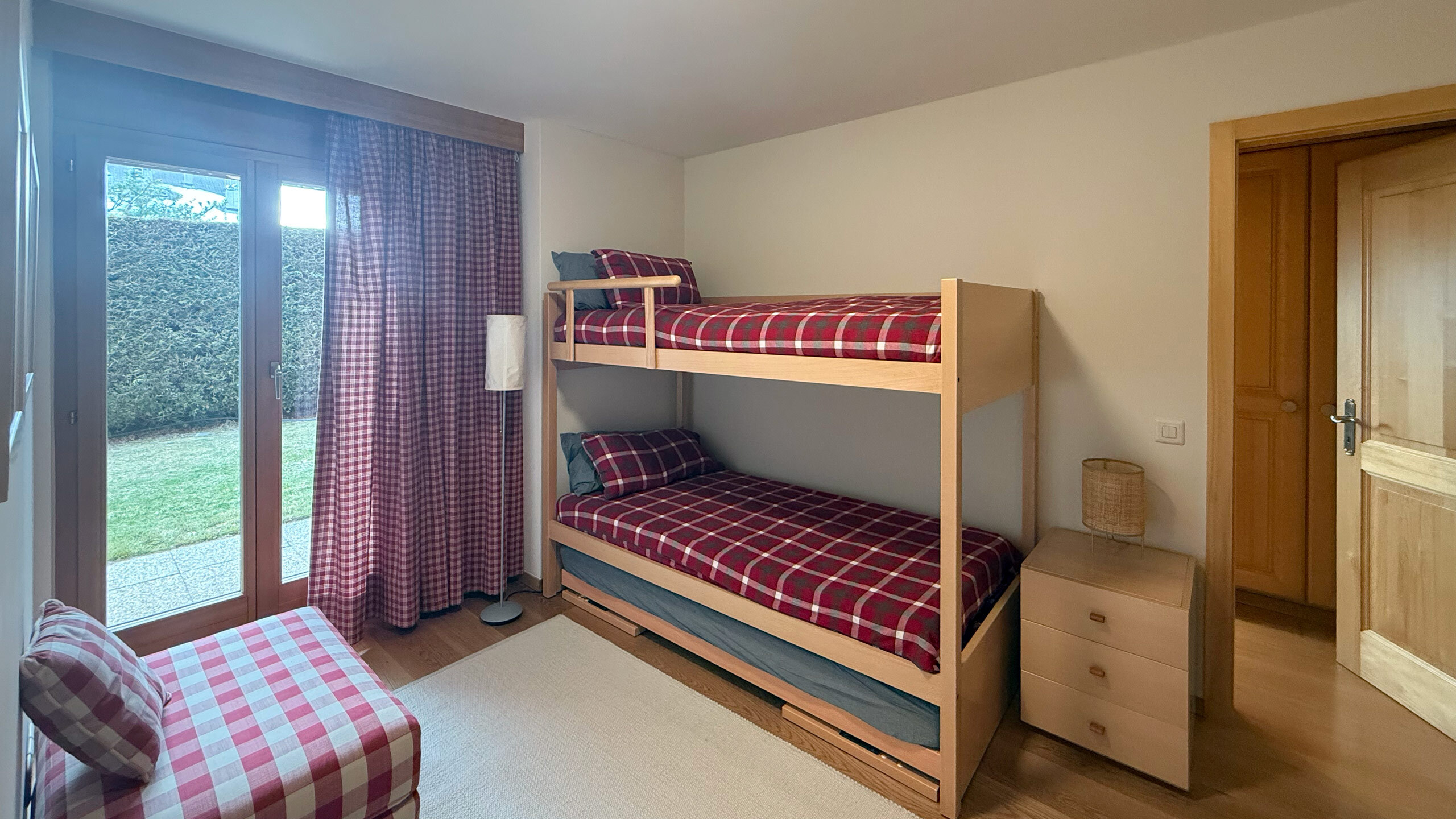 Chambre secondaire avec accès terrasse et armoires de rangement