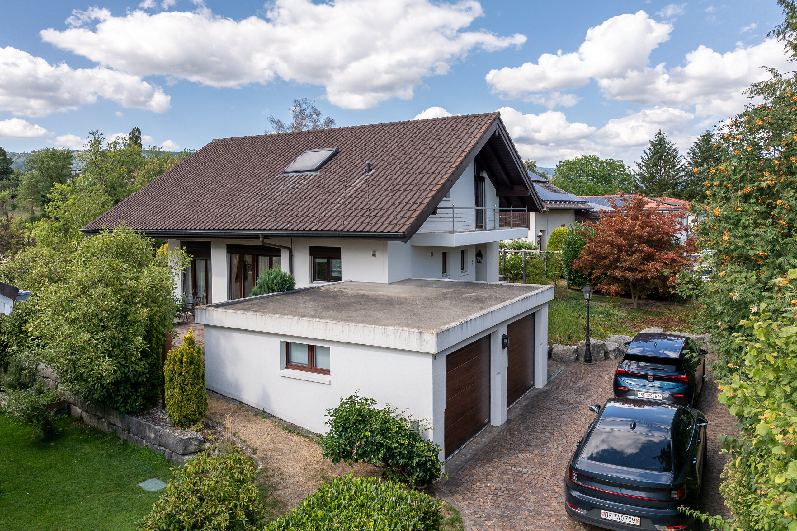 HAUSZUFAHRT UND DOPPELGARAGE