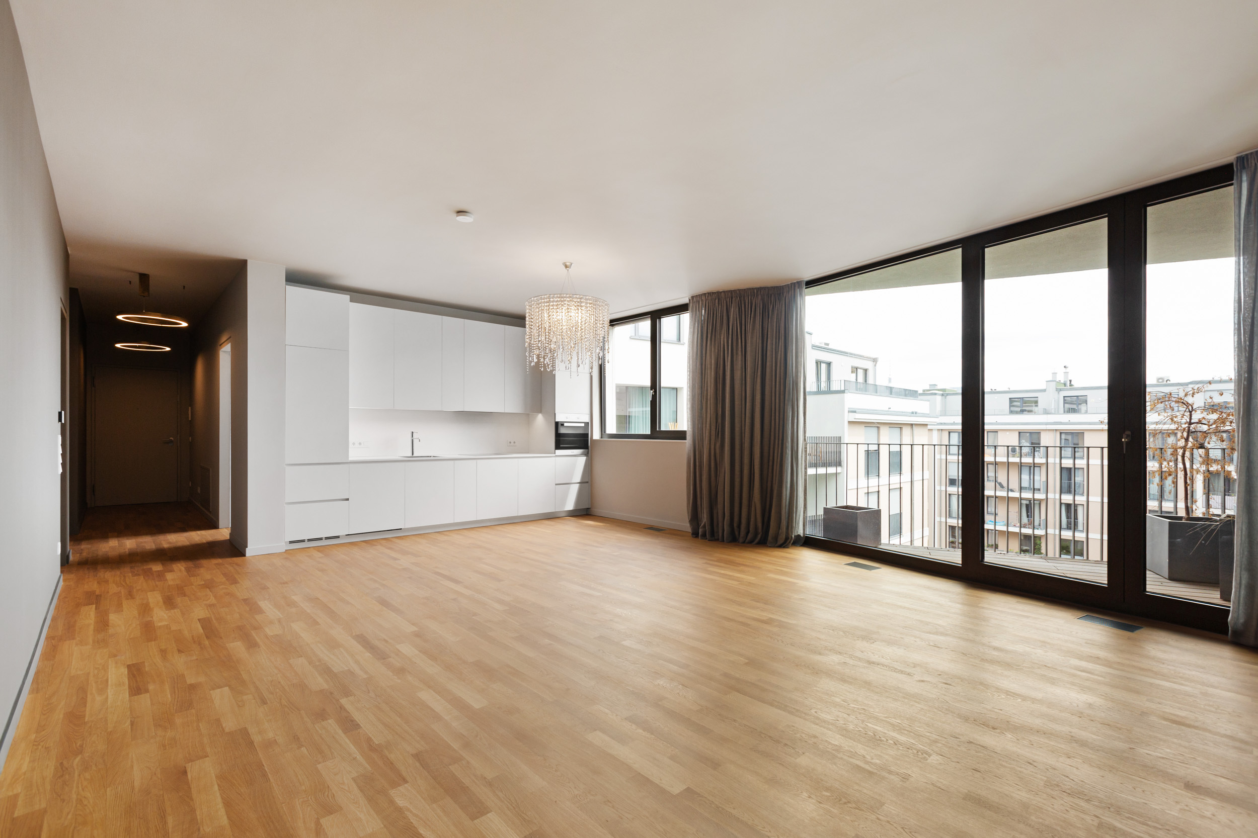 Ein Raum, der atmet – großzügig geschnitten, von Licht durchflutet, mit edlem Eichenparkett und direktem Zugang zum Balkon. Ein Raum, der atmet – großzügig geschnitten, von Licht durchflutet, mit edlem Eichenparkett und direktem Zugang zum Balkon.