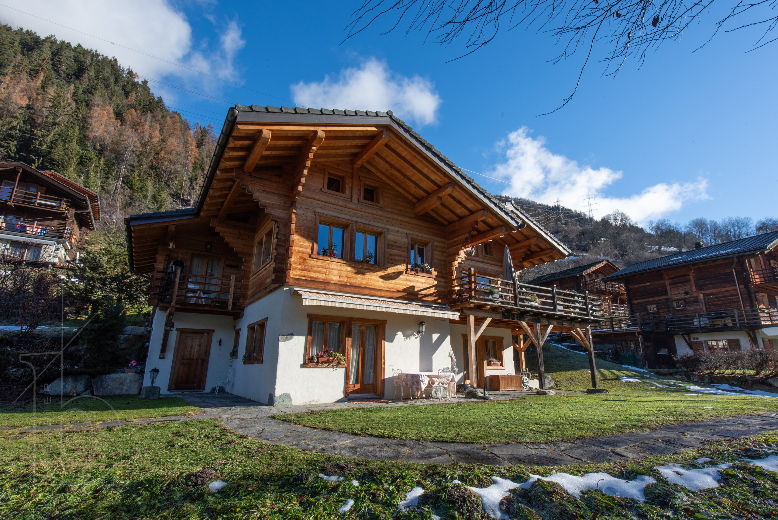 Vue extérieure chalet avec jardin et terrasse – Chalet La Tsombe à vendre Verbier