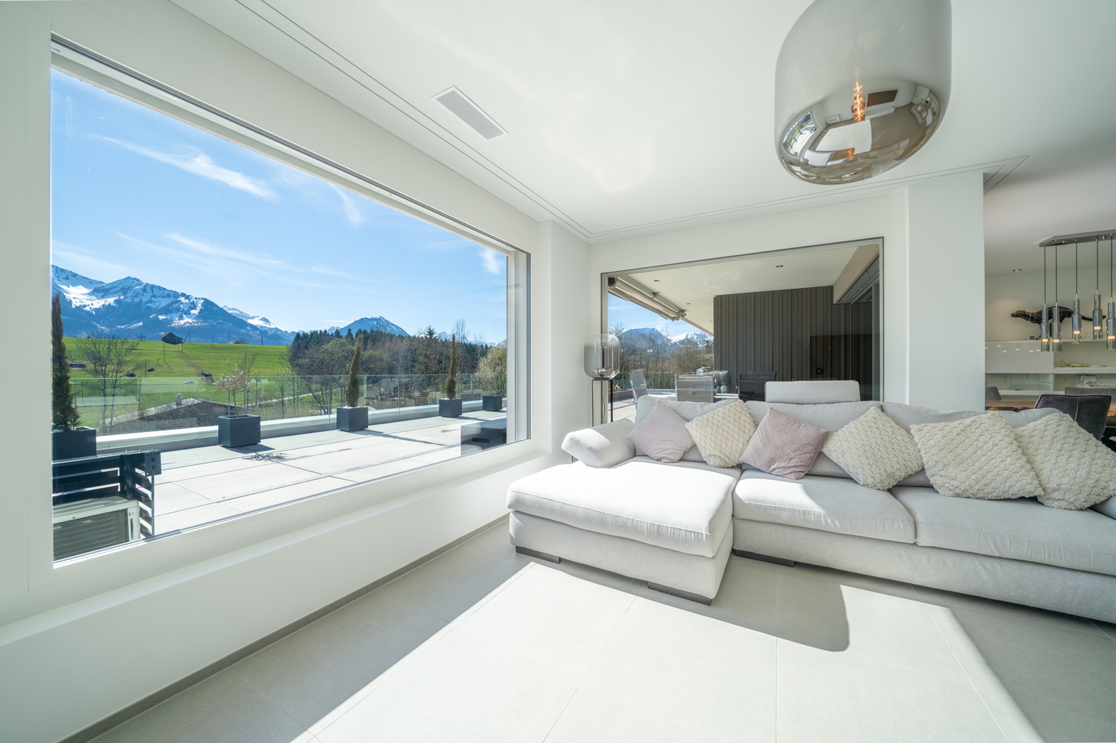 Wohnzimmer mit Panoramafenster Wohnzimmer mit Panoramafenster