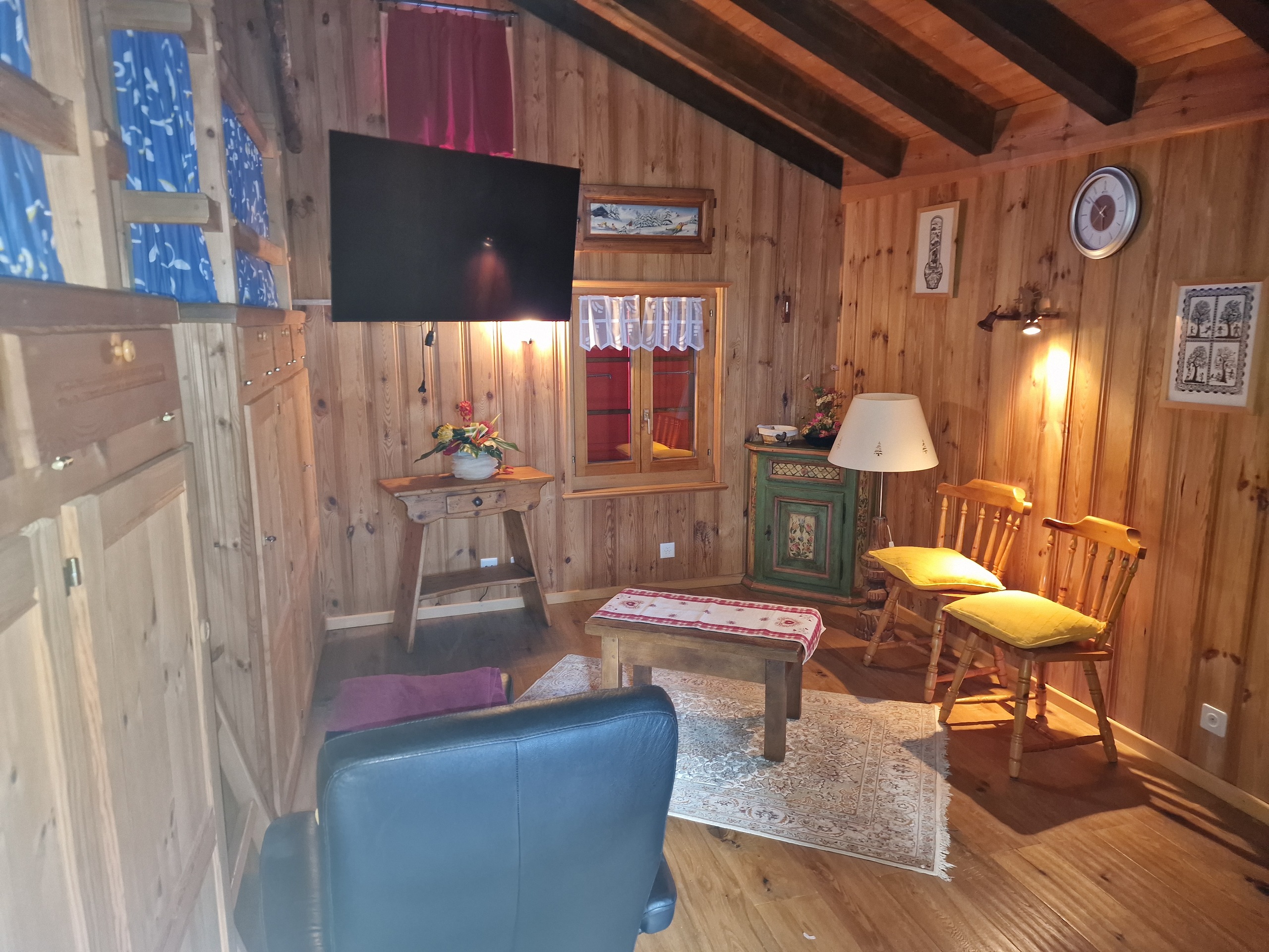 Séjour (ou chambre) étage Séjour (ou chambre) étage