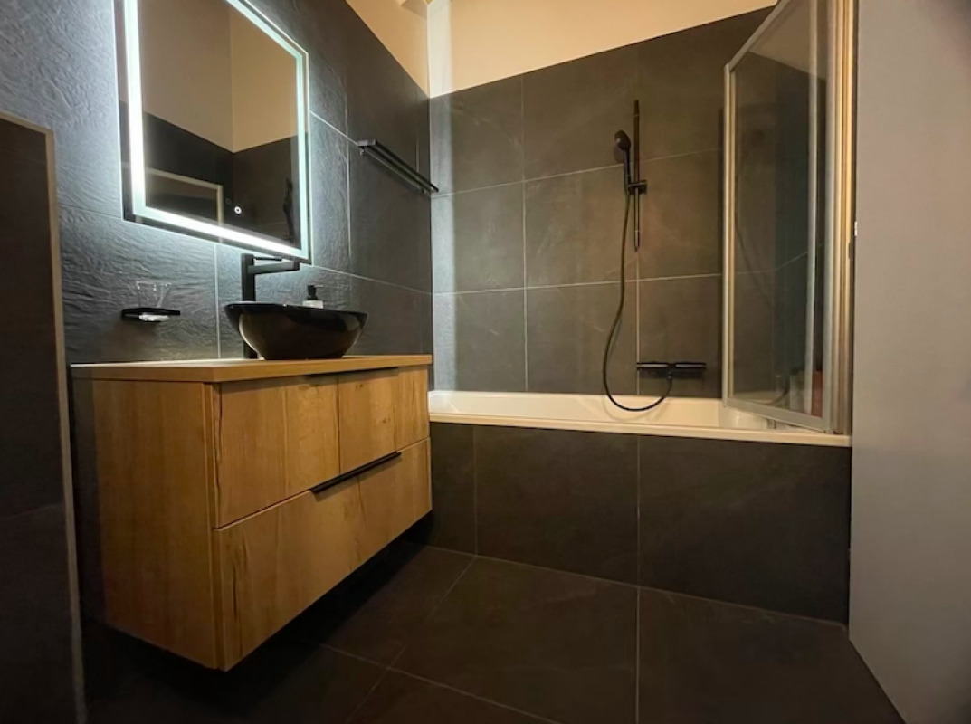 salle de bain Gucci noire