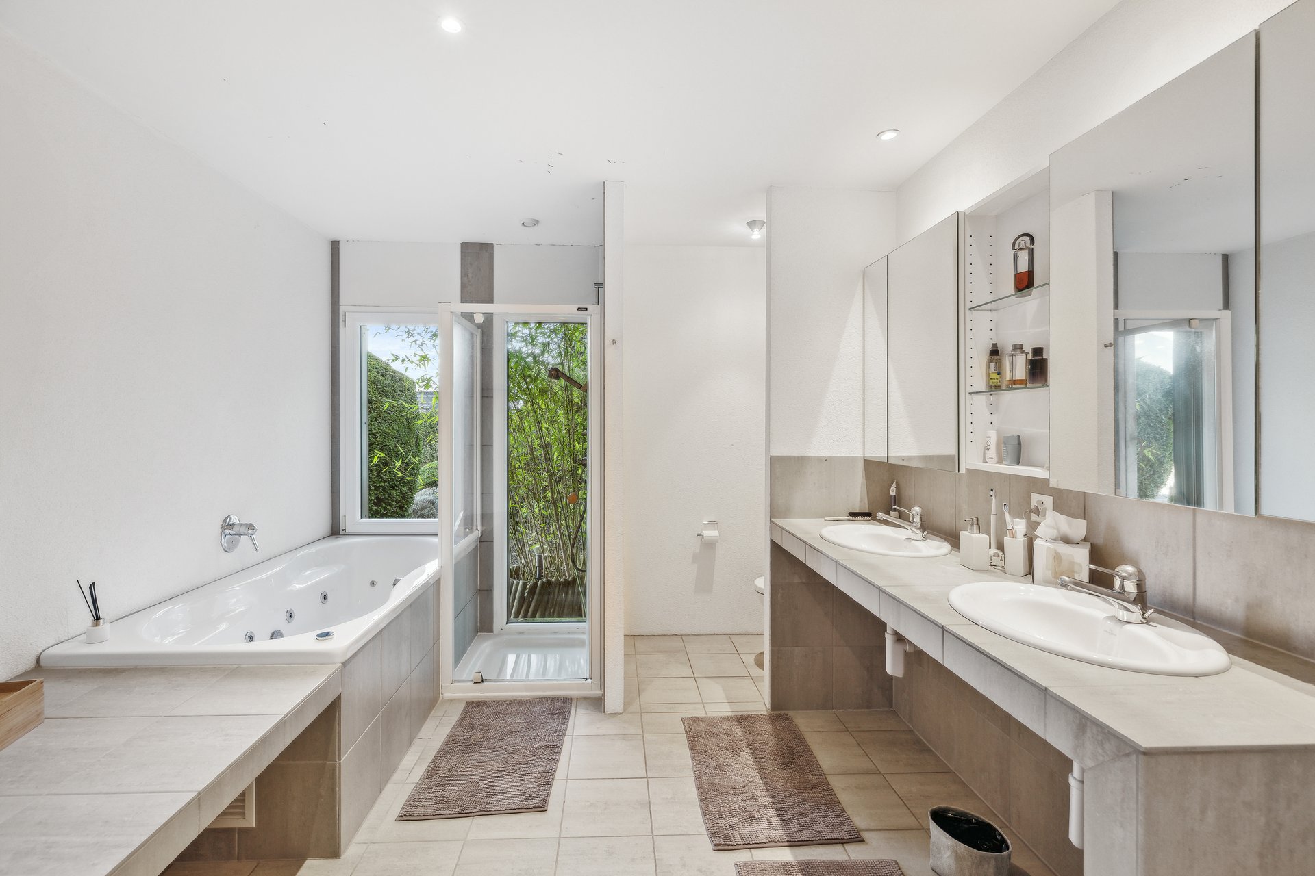 Kombiniertes Badezimmer der Mastersuite Kombiniertes Badezimmer der Mastersuite